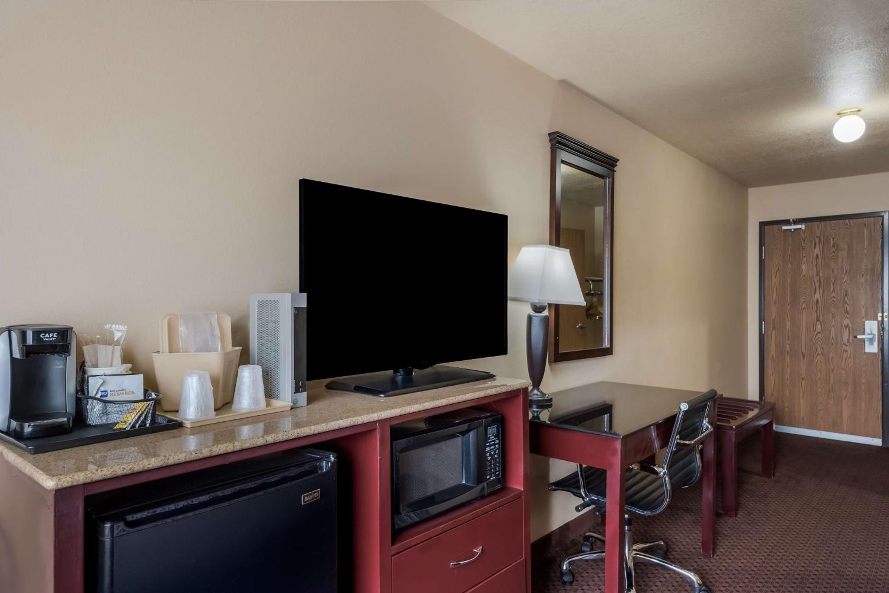 Queen Room with Bath Tub - Mobility Accessible - Photo 3
