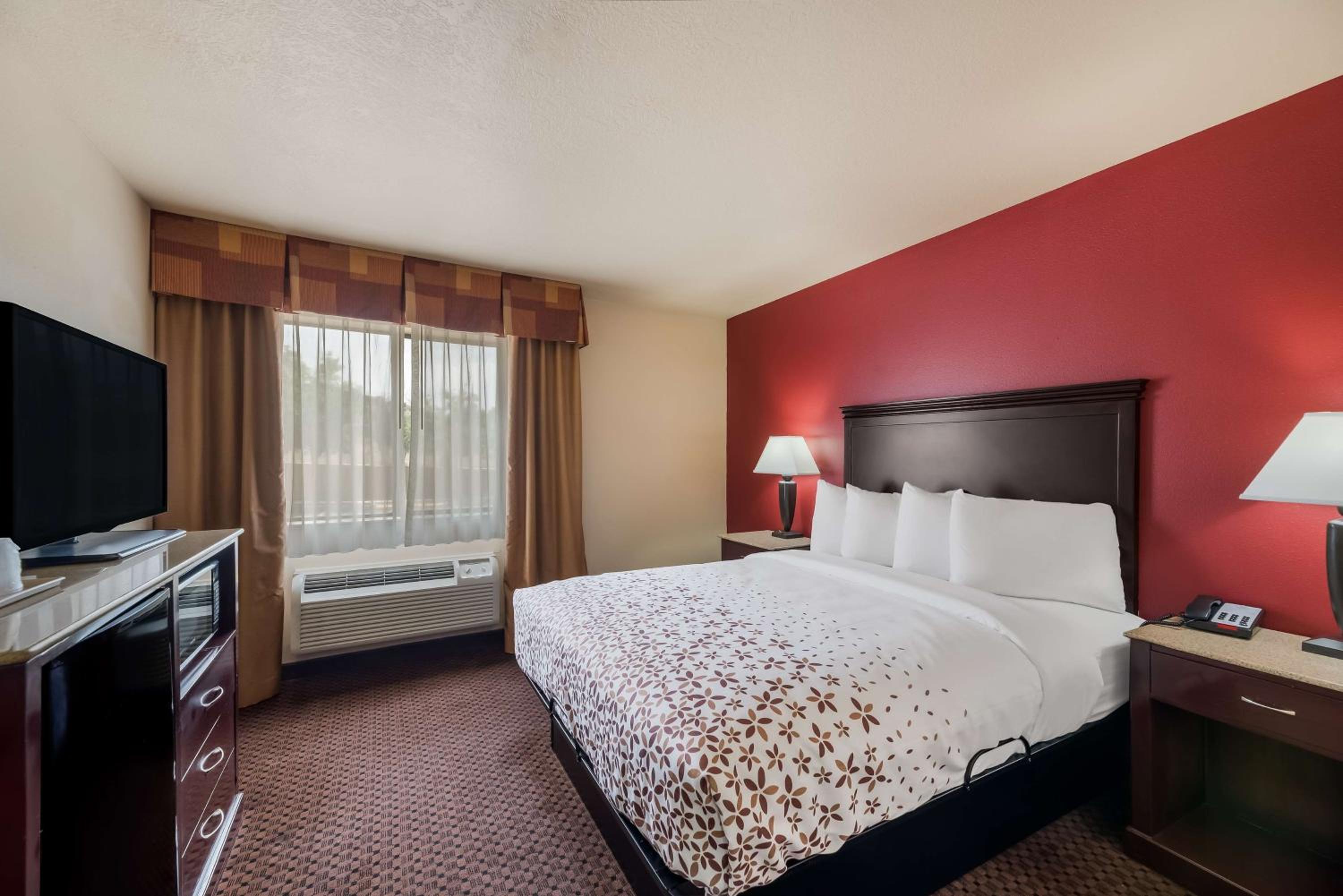 Queen Room with Roll-In Shower - Disability Access/Non-Smoking - Photo 1