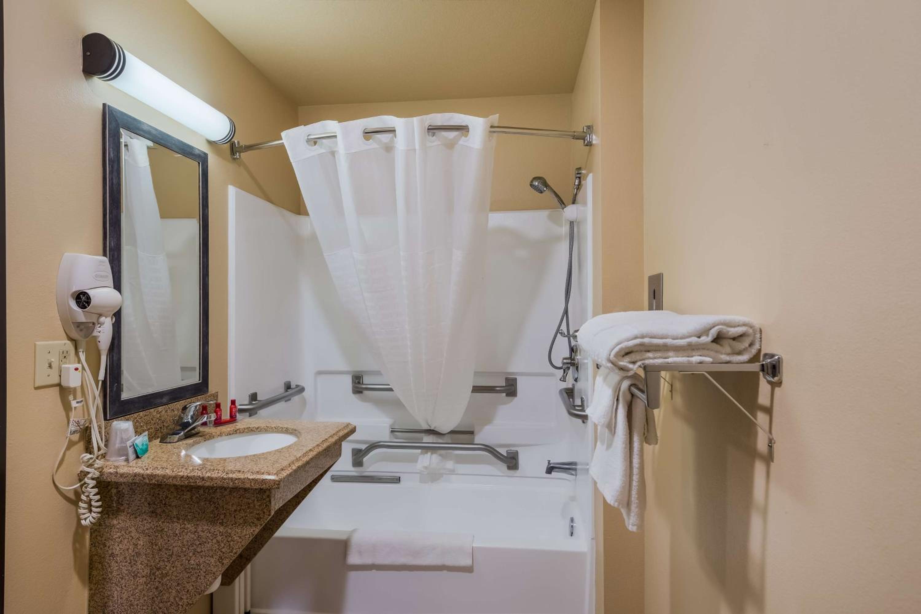 Queen Room with Bath Tub - Mobility Accessible - Photo 2