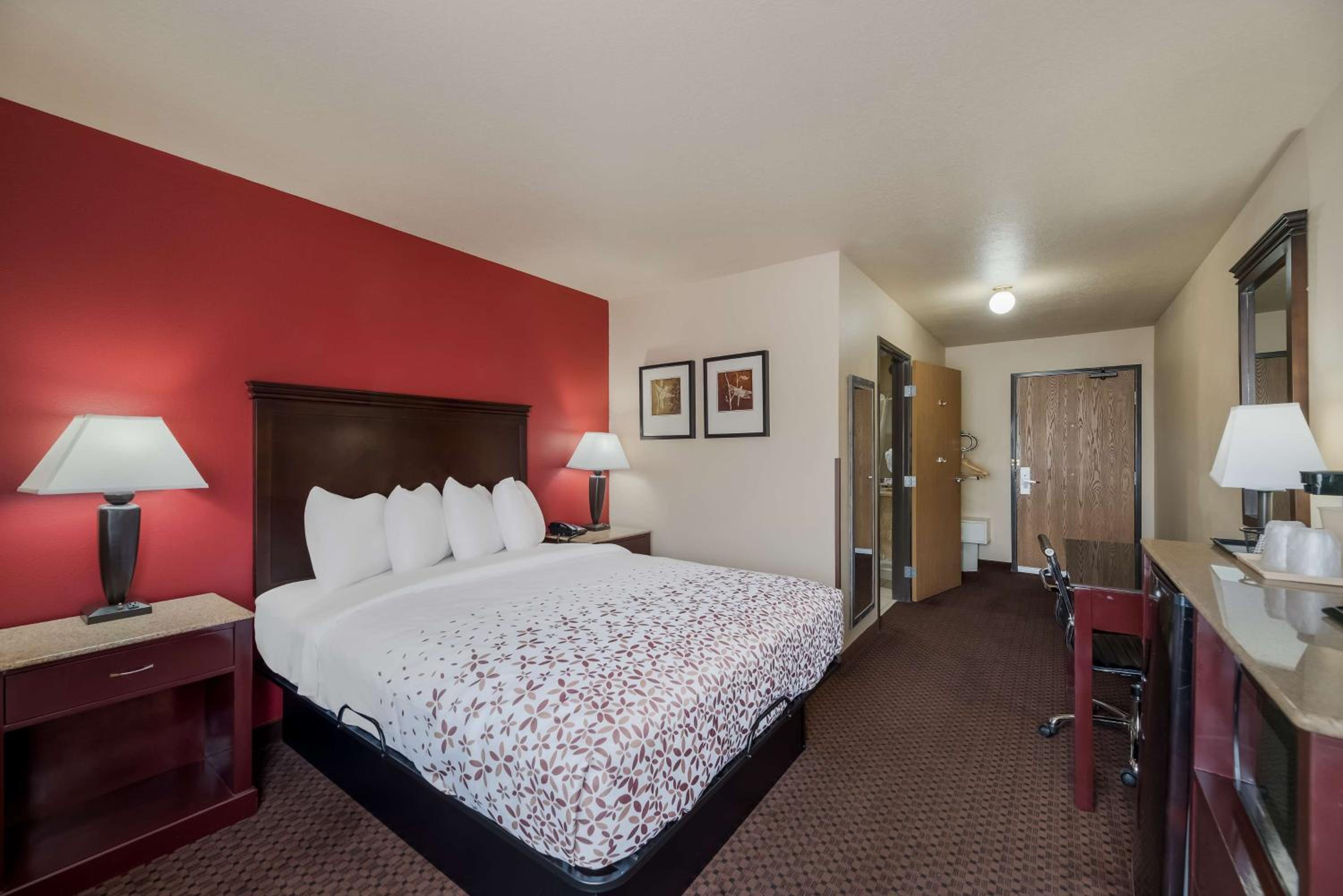 Queen Room with Roll-In Shower - Disability Access/Non-Smoking - Photo 3