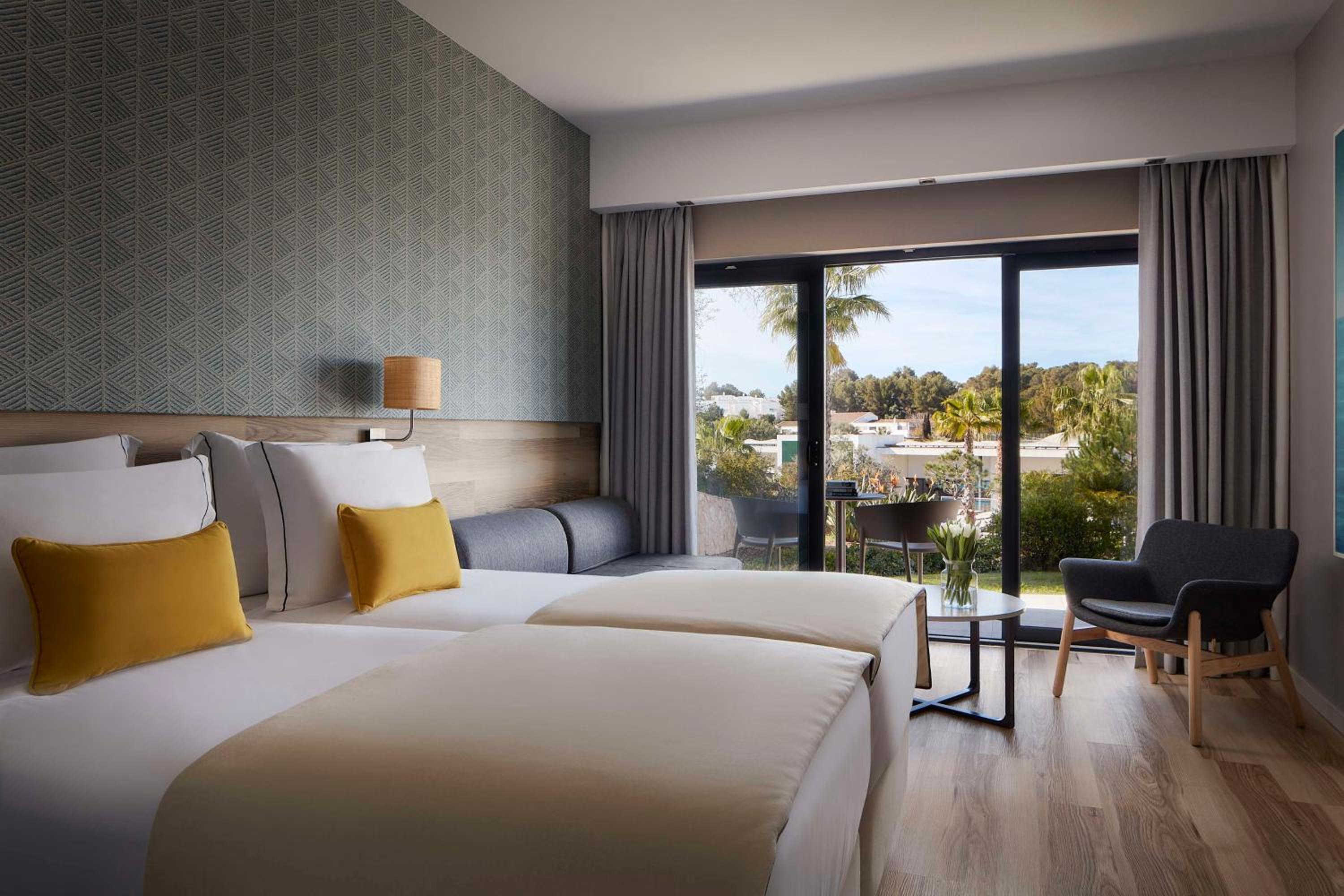 Deluxe Double or Twin Room (2 Adults + 1 Child) - Photo 1
