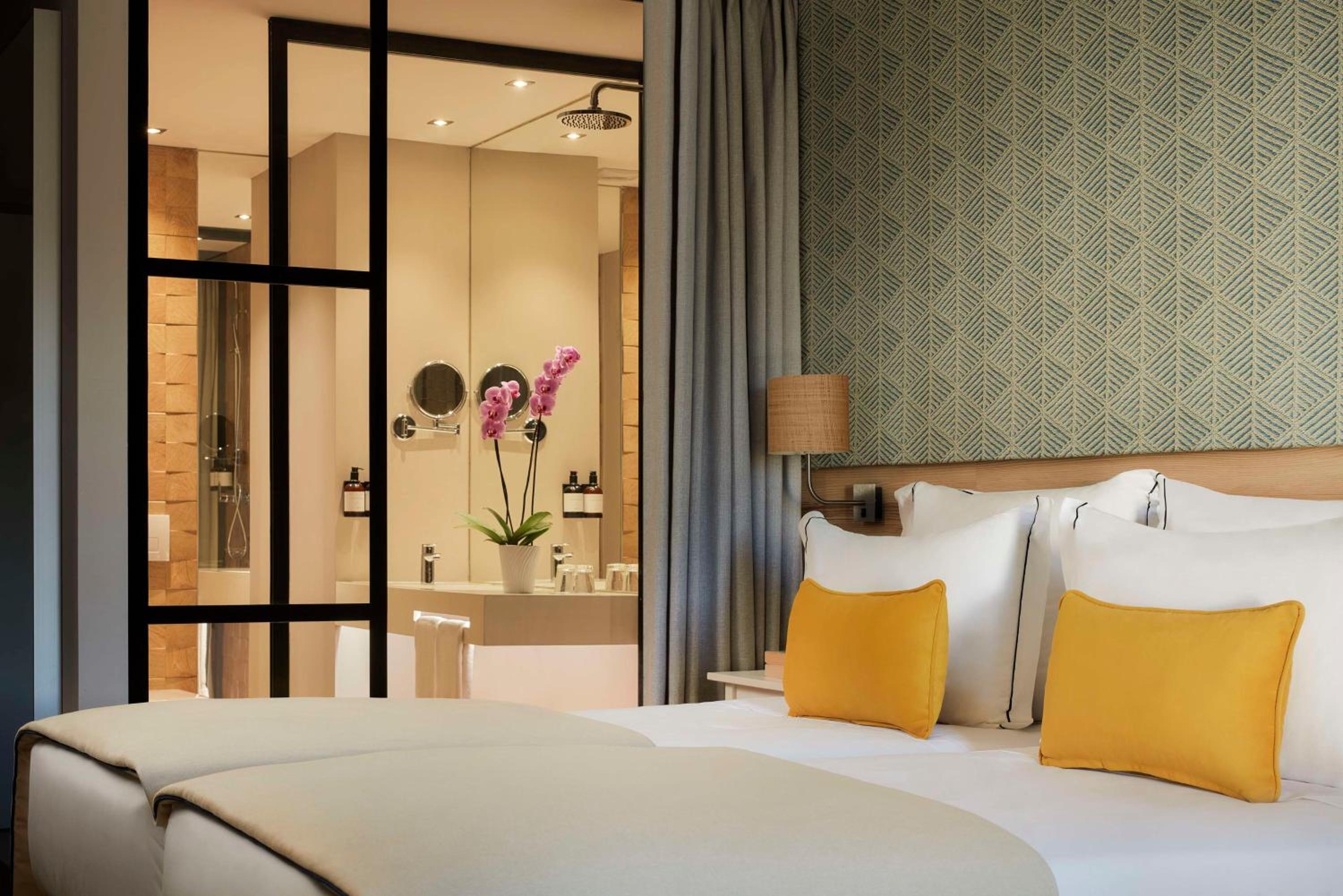 Deluxe Double or Twin Room (2 Adults + 1 Child) - Photo 2