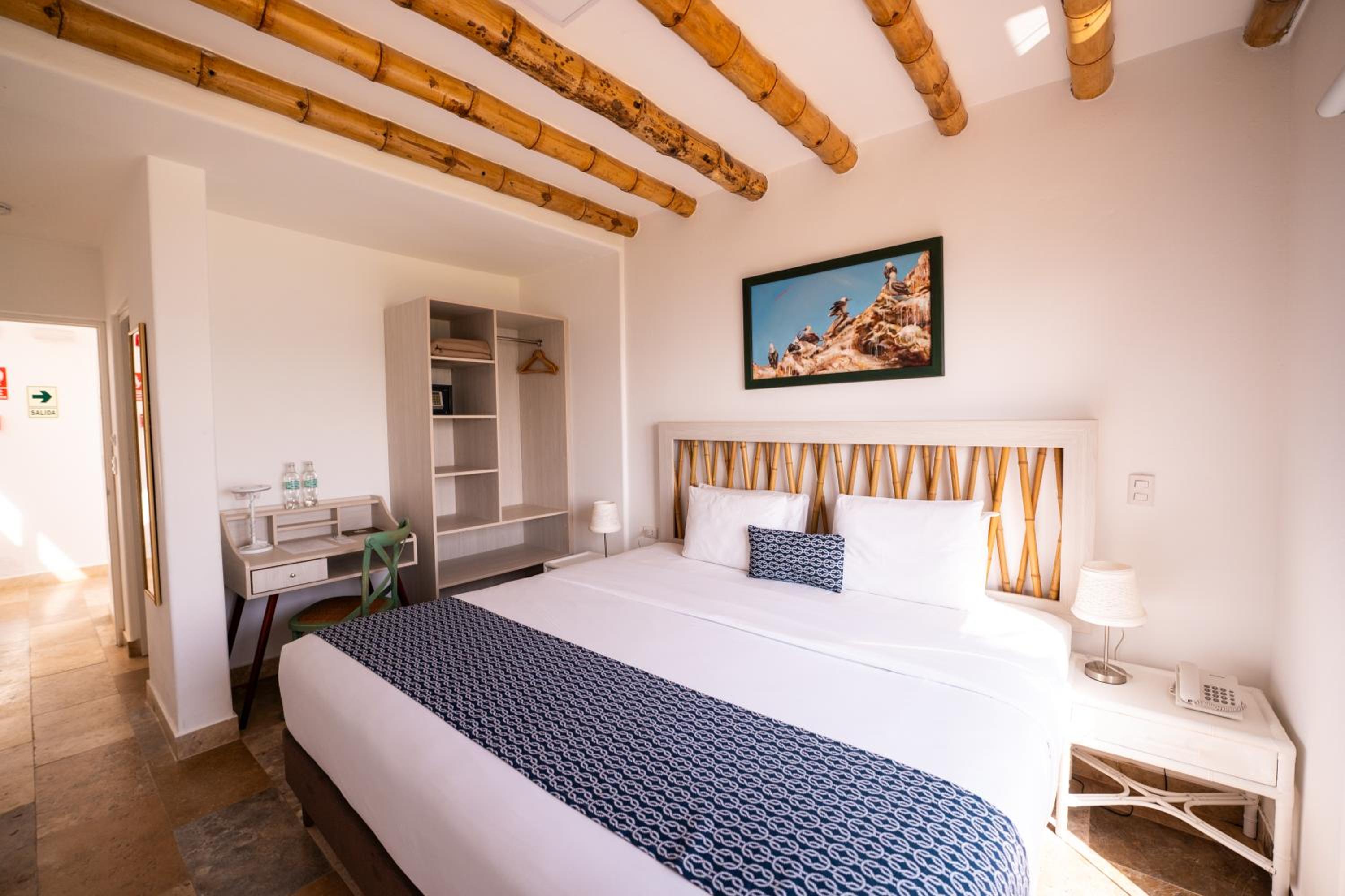 Deluxe Double Room with Sea View - Photo 4