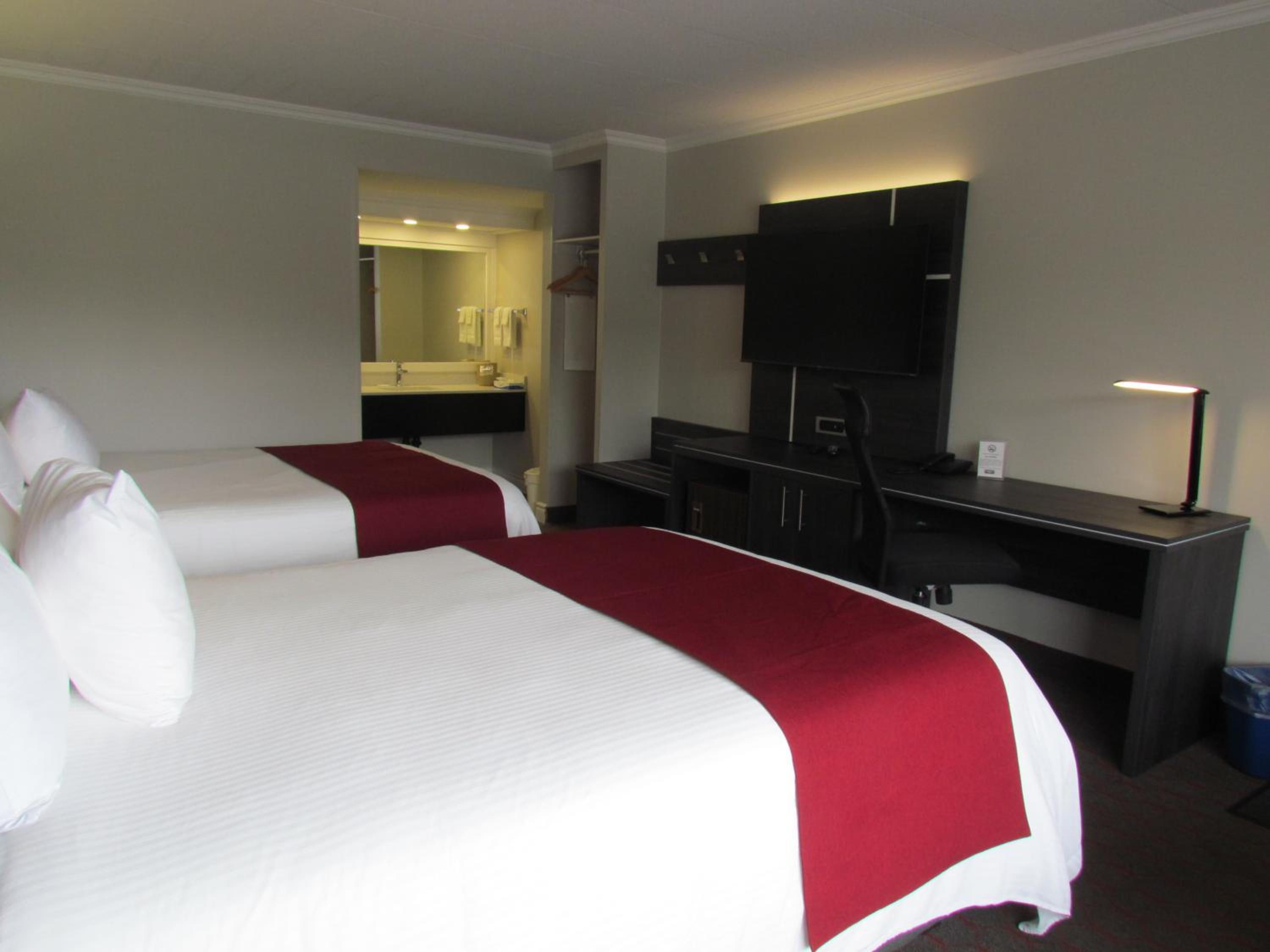 Queen Room with Two Queen Beds - Non Smoking - Photo 3