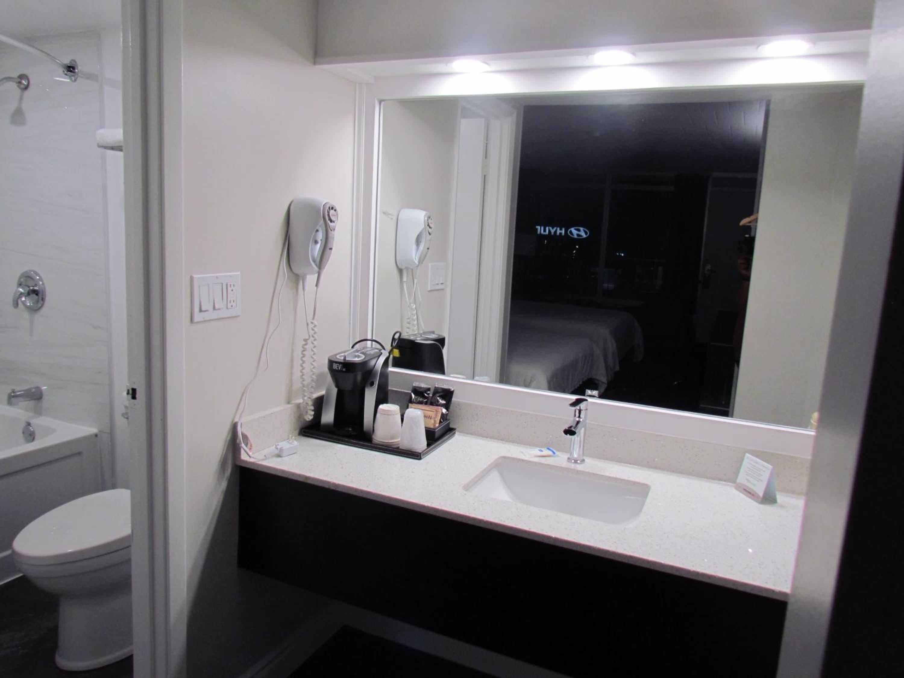Queen Room with Two Queen Beds - Non Smoking - Photo 5
