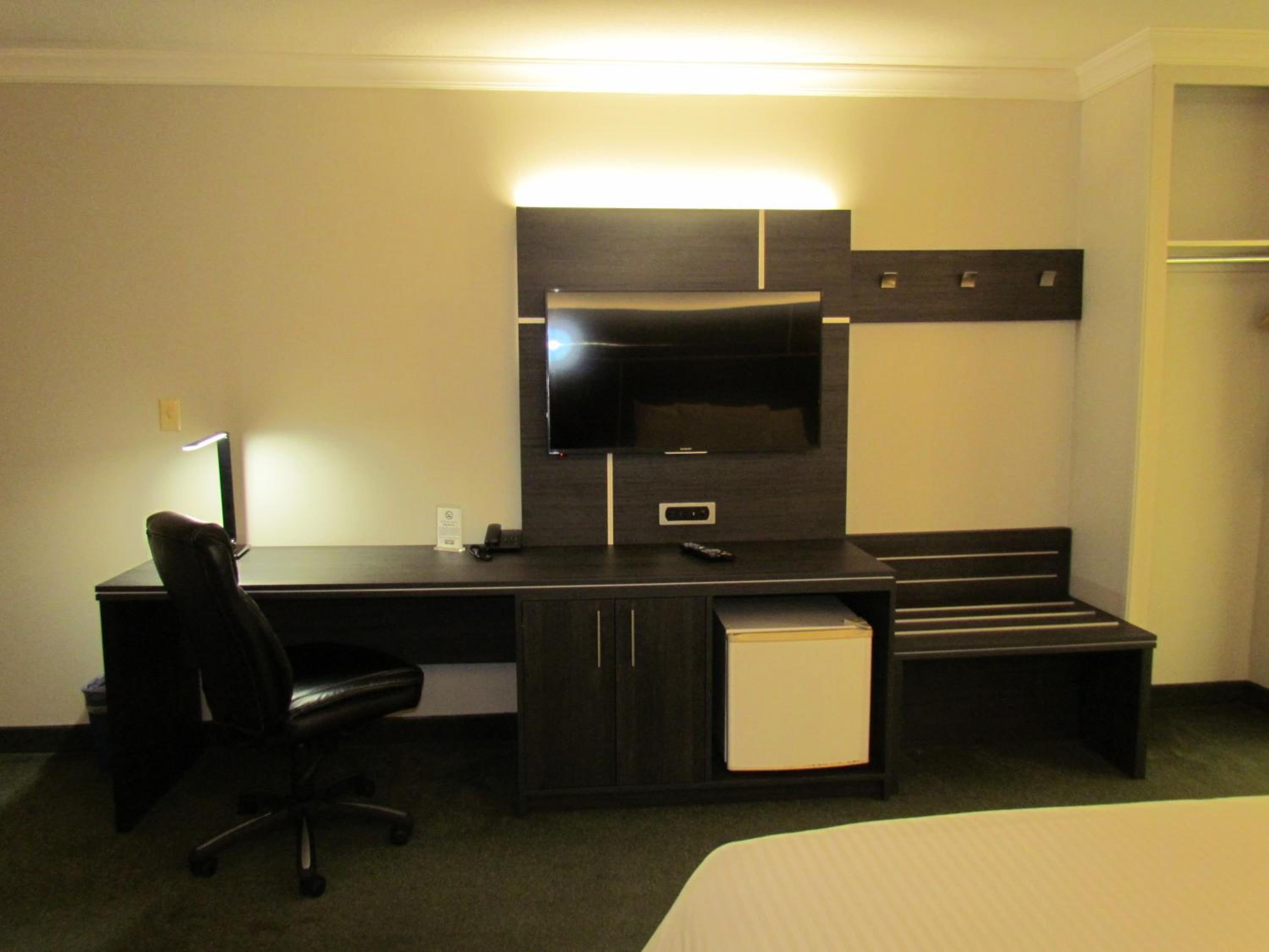 Queen Room with Two Queen Beds - Non Smoking - Photo 9