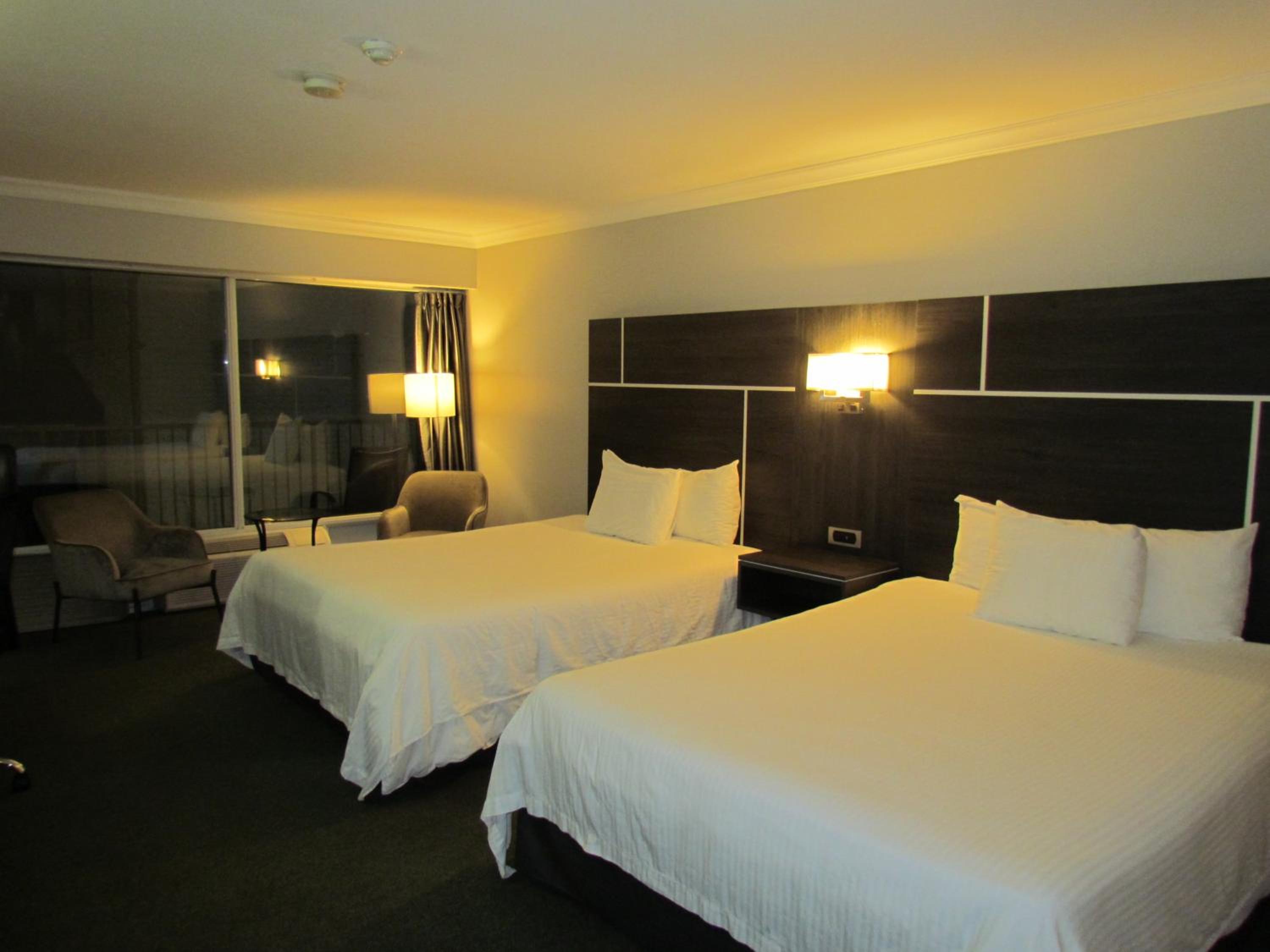 Queen Room with Two Queen Beds - Non Smoking - Photo 7