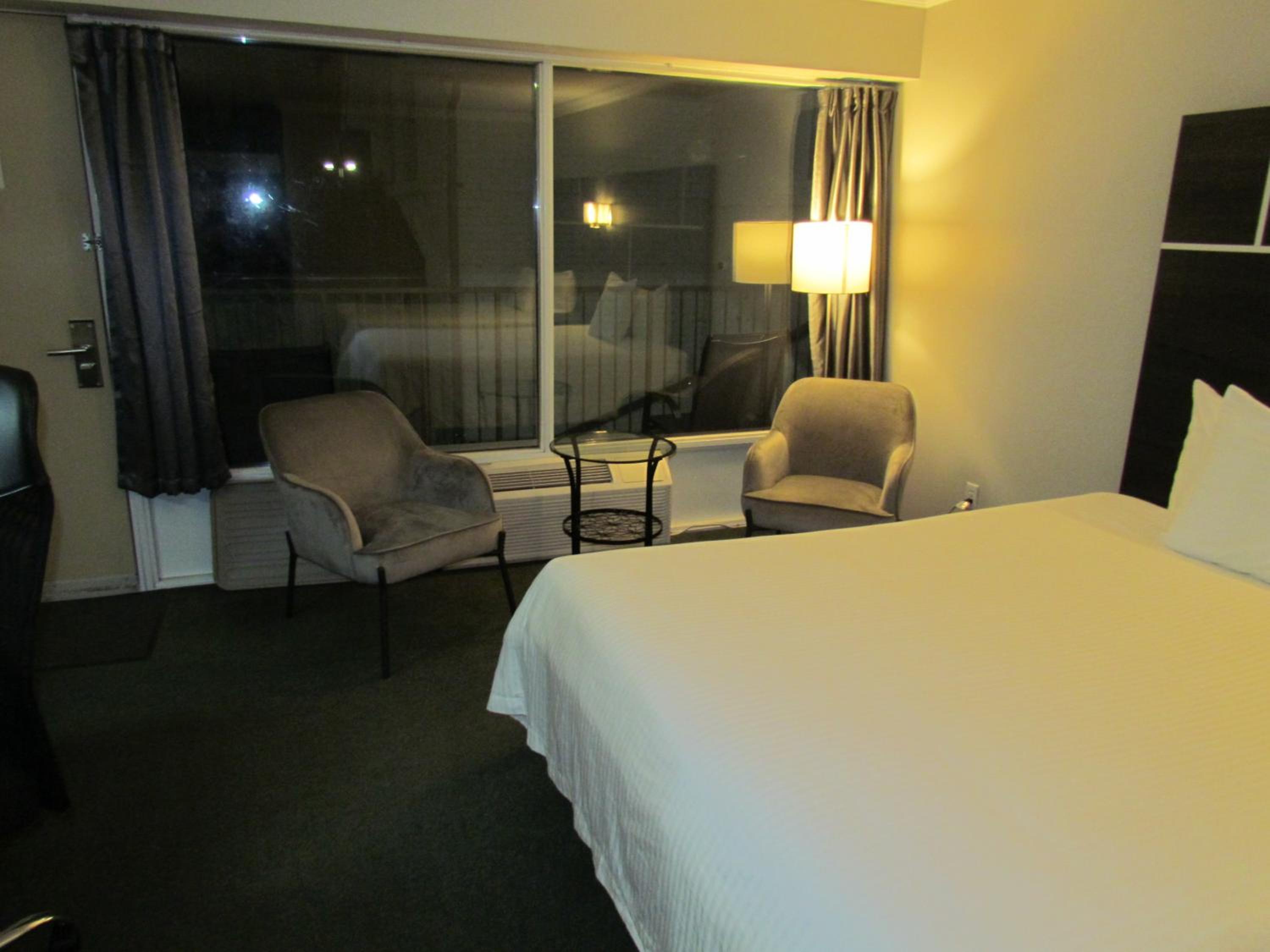 Queen Room with Two Queen Beds - Non Smoking - Photo 8