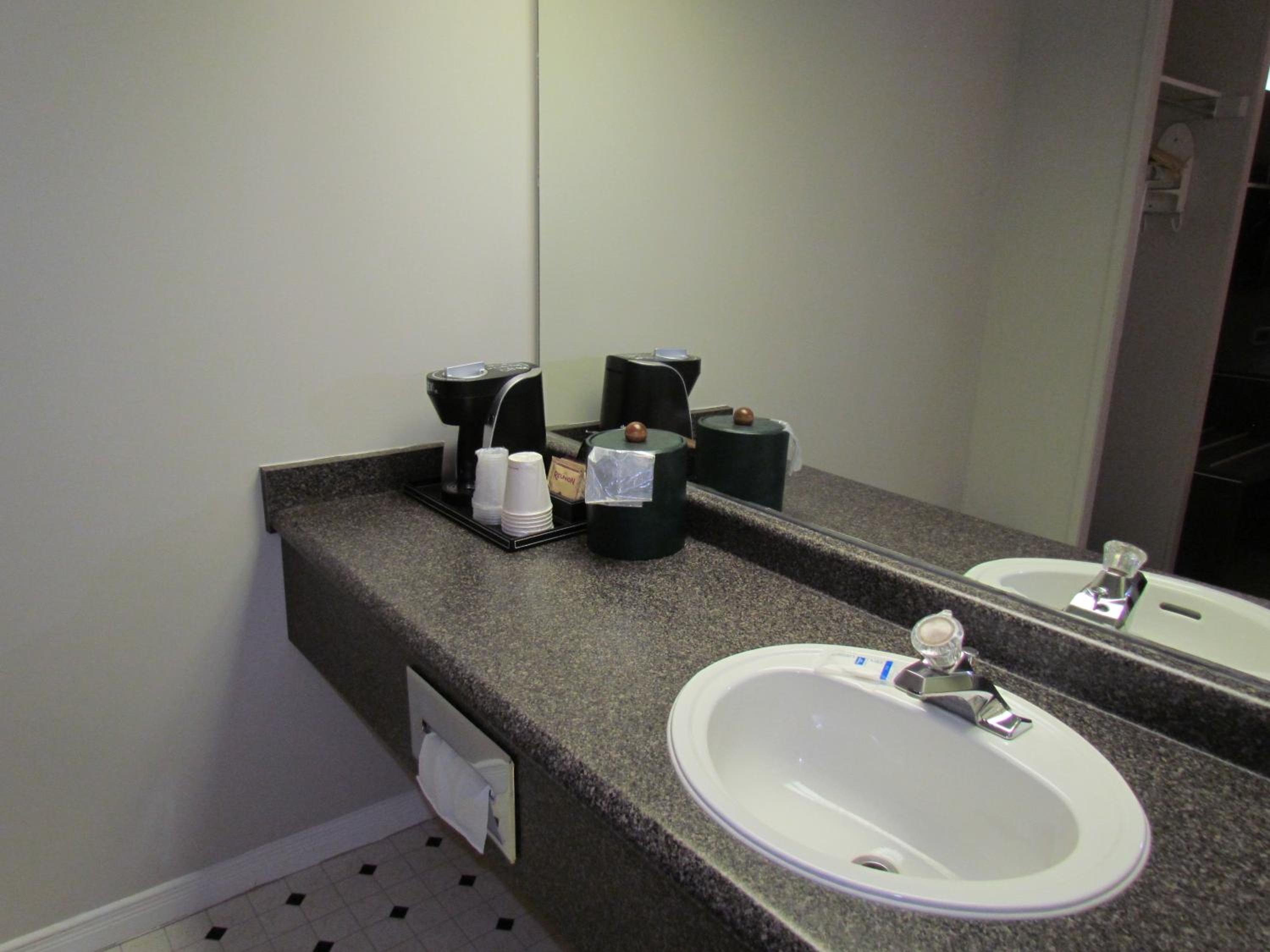 Queen Room with Two Queen Beds - Non Smoking - Photo 11