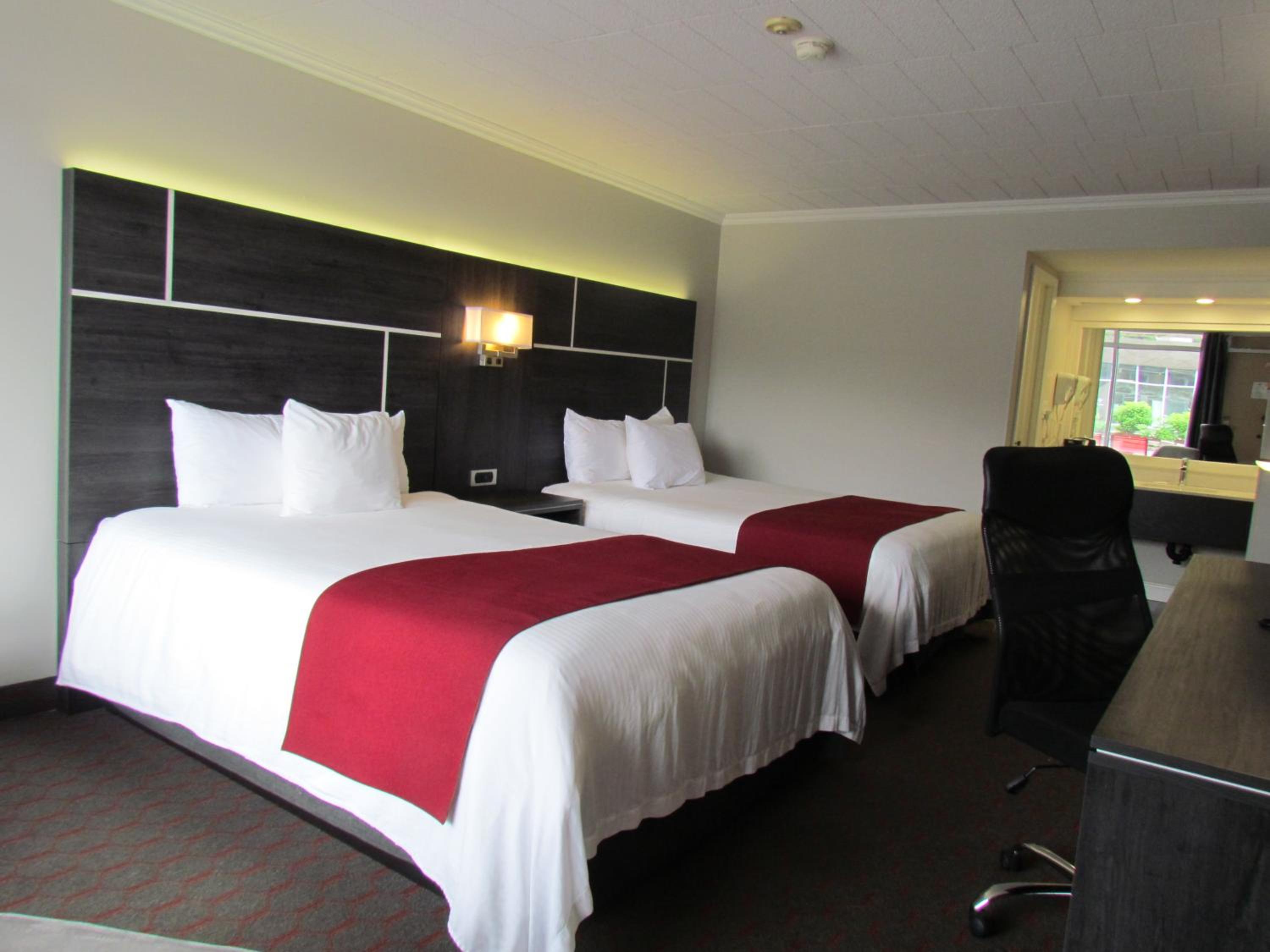 Queen Room with Two Queen Beds - Non Smoking - Photo 1