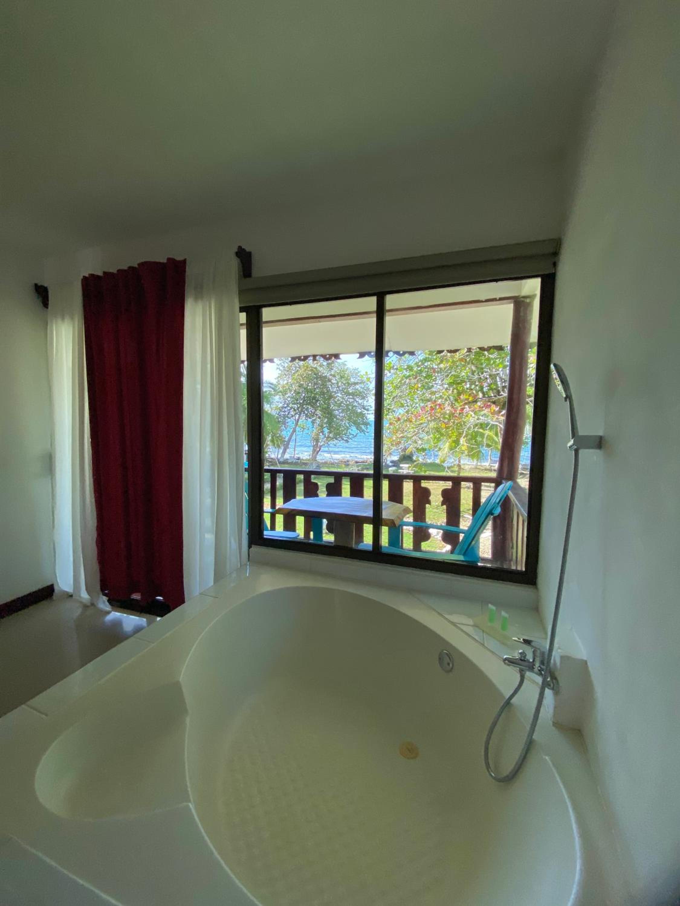 Deluxe Double Room with Balcony and Sea View photo 3