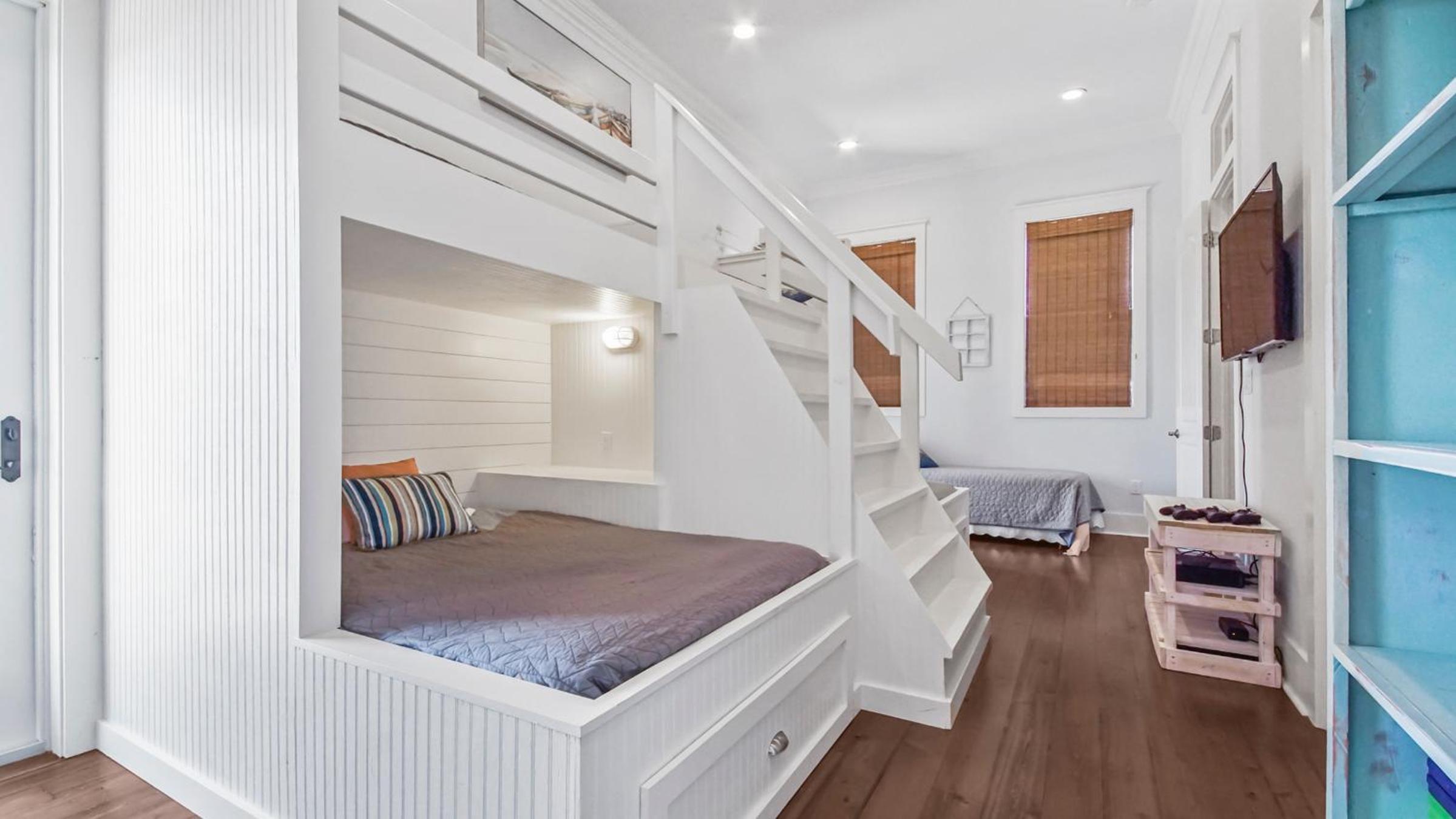 Five-Bedroom House photo 1