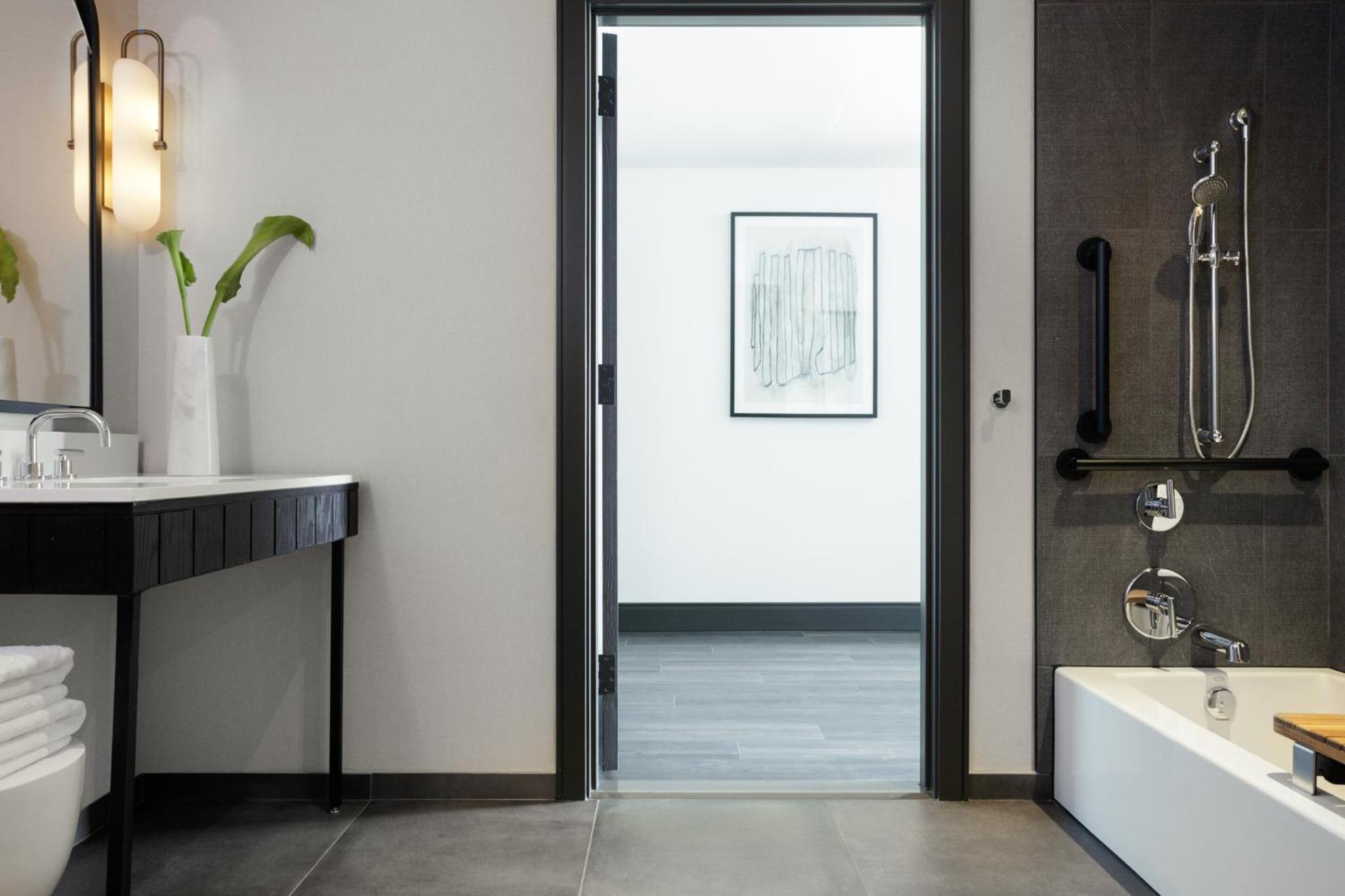 King Studio Suite with Bath Tub - Mobility Access