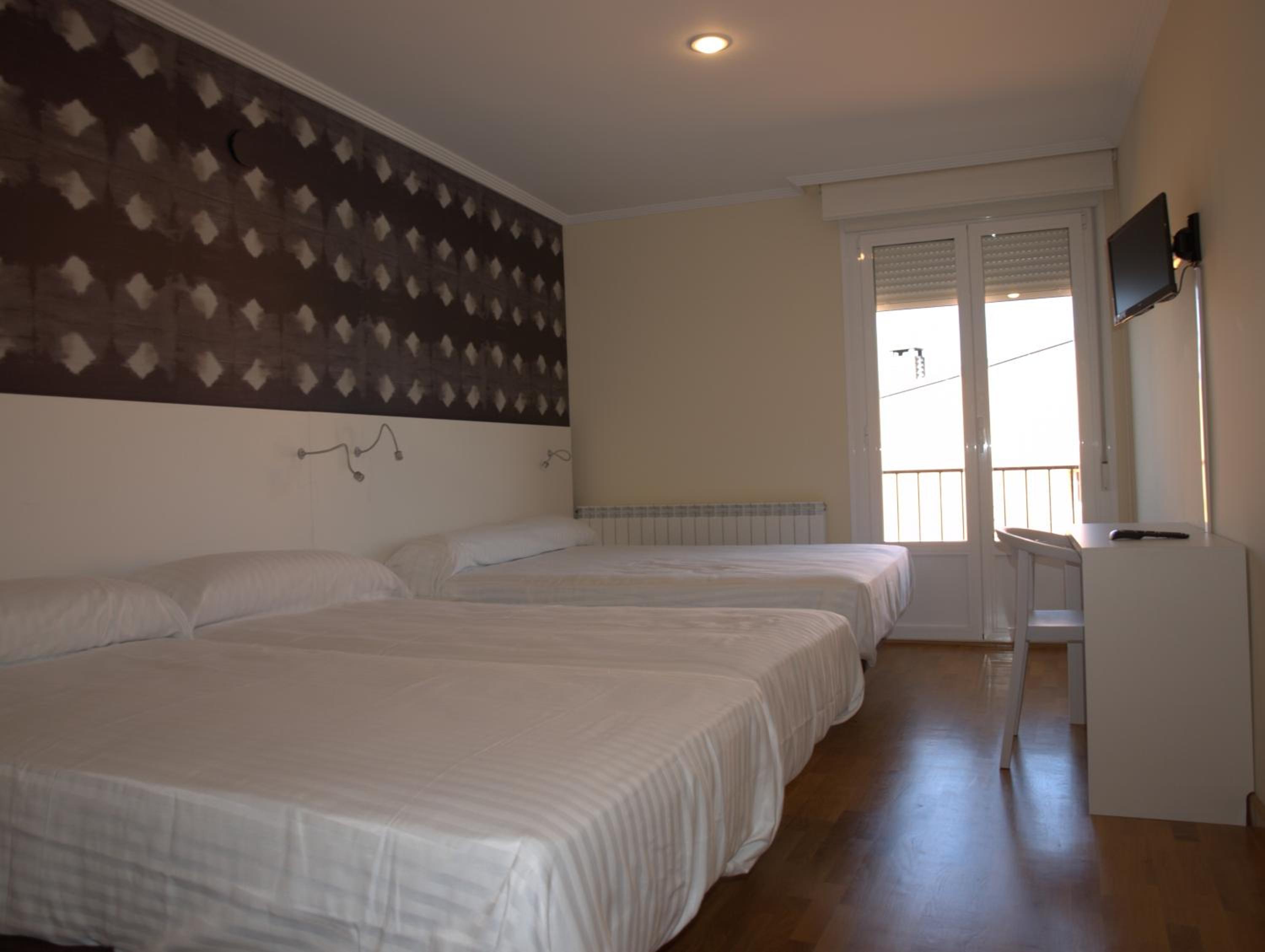 Quadruple Room with Private Bathroom - Photo 4