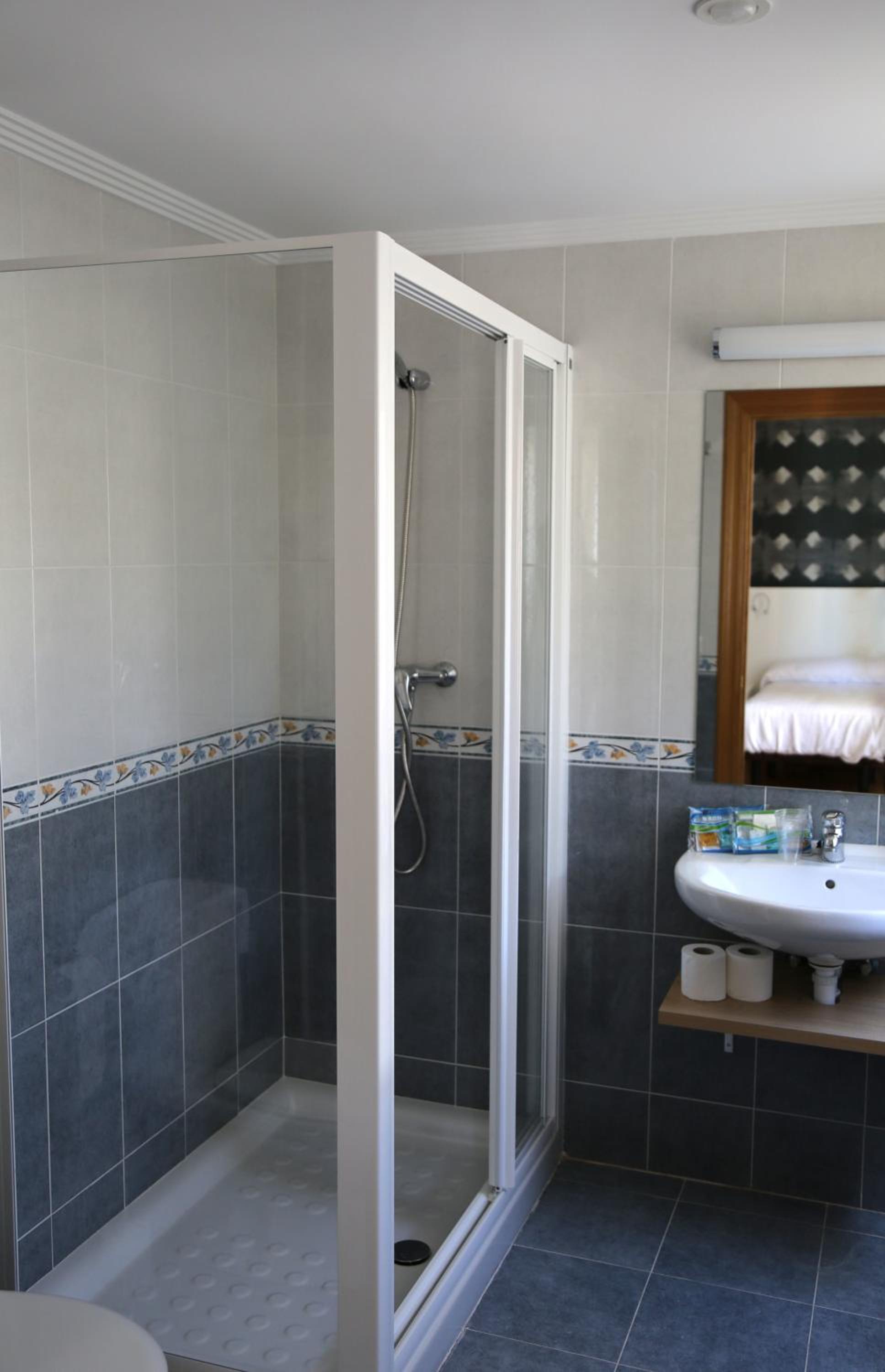 Double Room 2 beds with Private Bathroom  - Photo 2