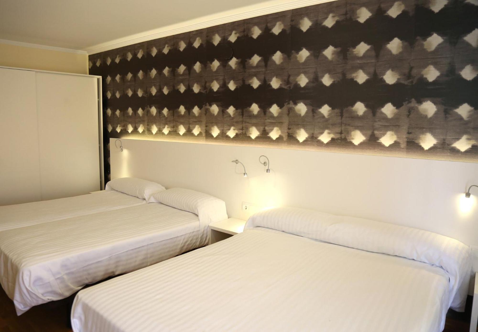 Quadruple Room with Private Bathroom - Photo 3