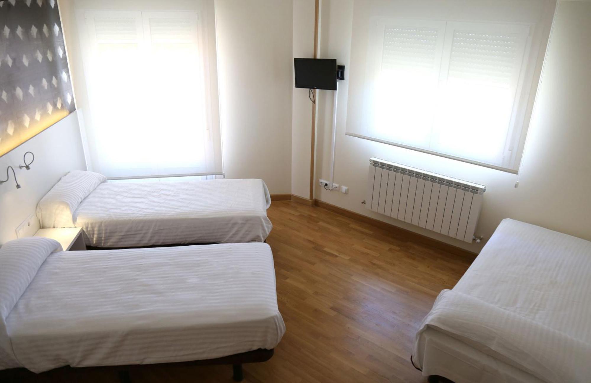 Triple Room with Private Bathroom - Photo 4