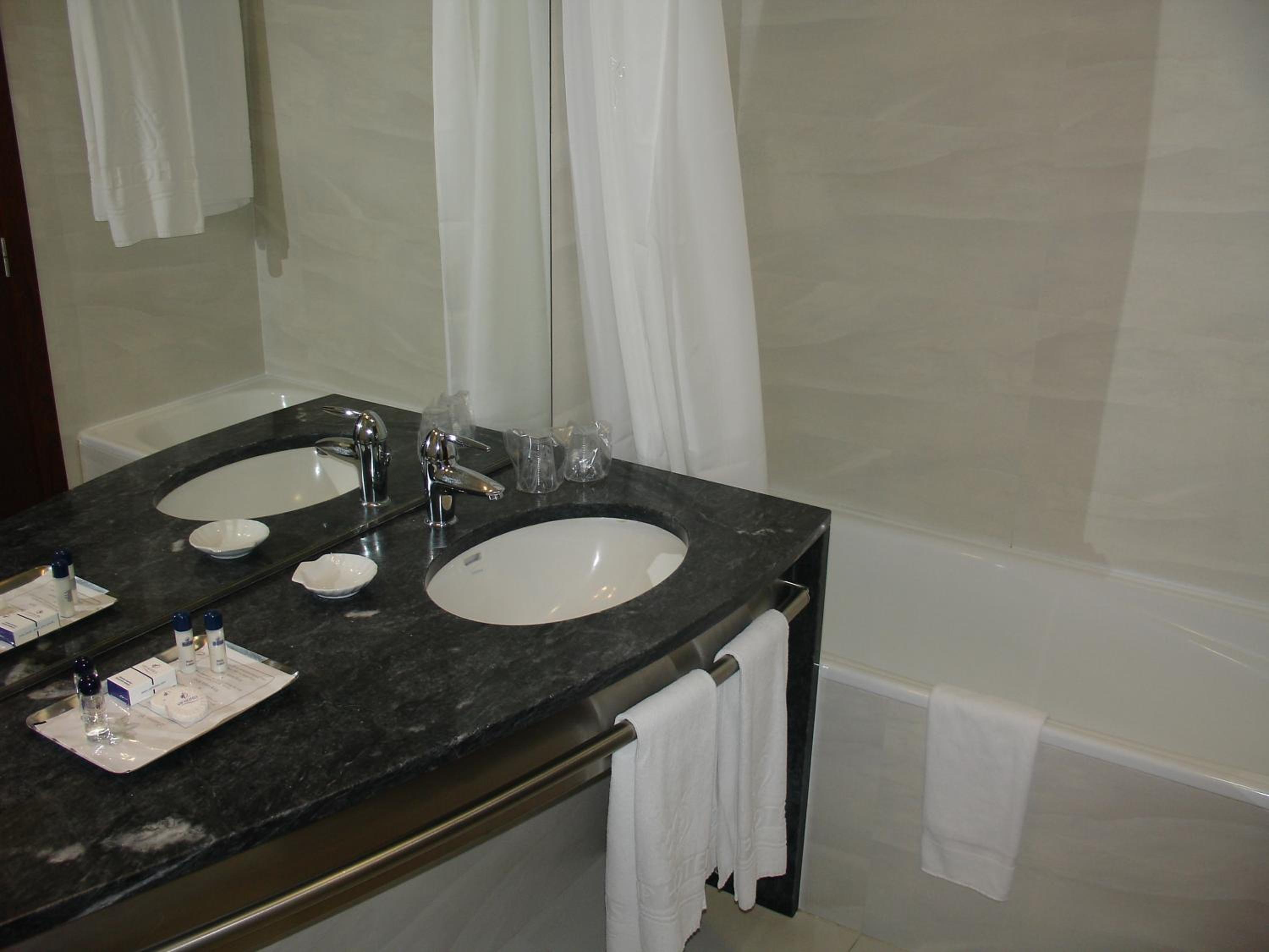 Standard Double or Twin Room - Photo 7