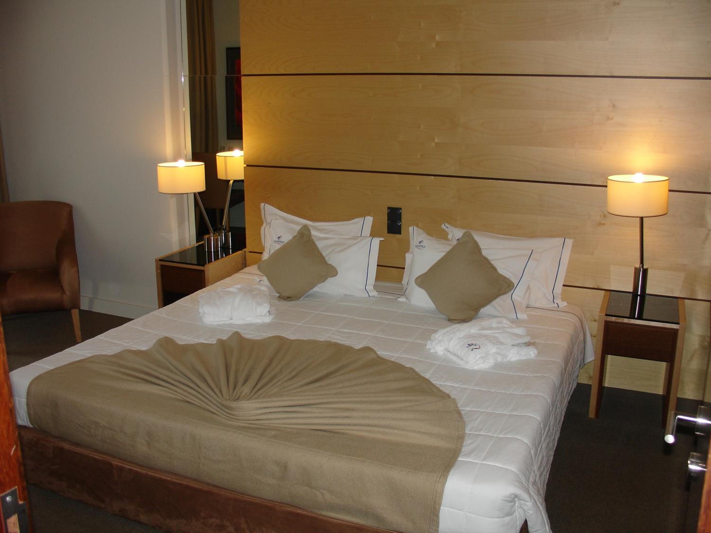 Standard Double or Twin Room - Photo 8
