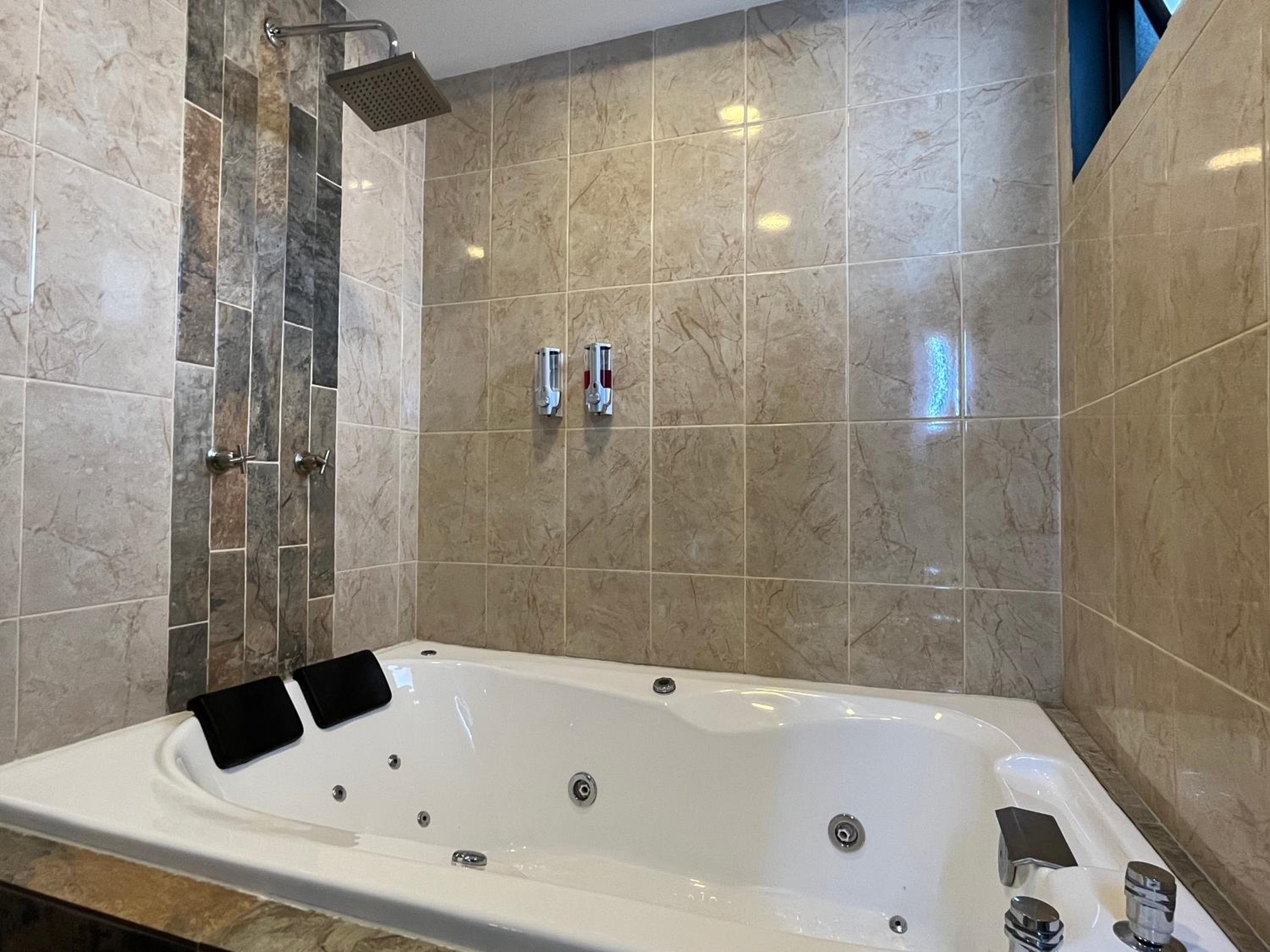 Deluxe Suite with Spa Bath photo 3