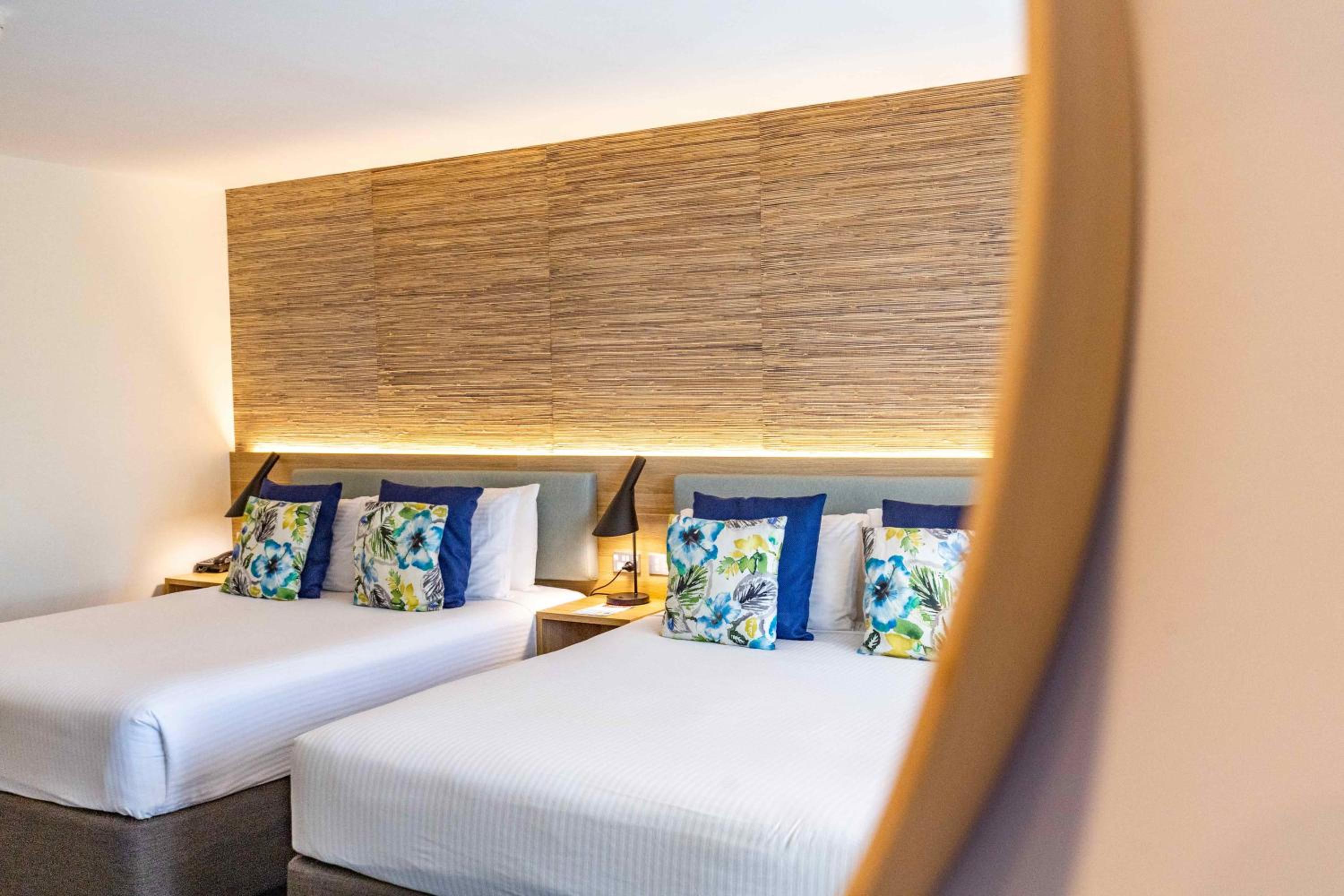 Deluxe Queen Room with Two Queen Beds - Photo 8