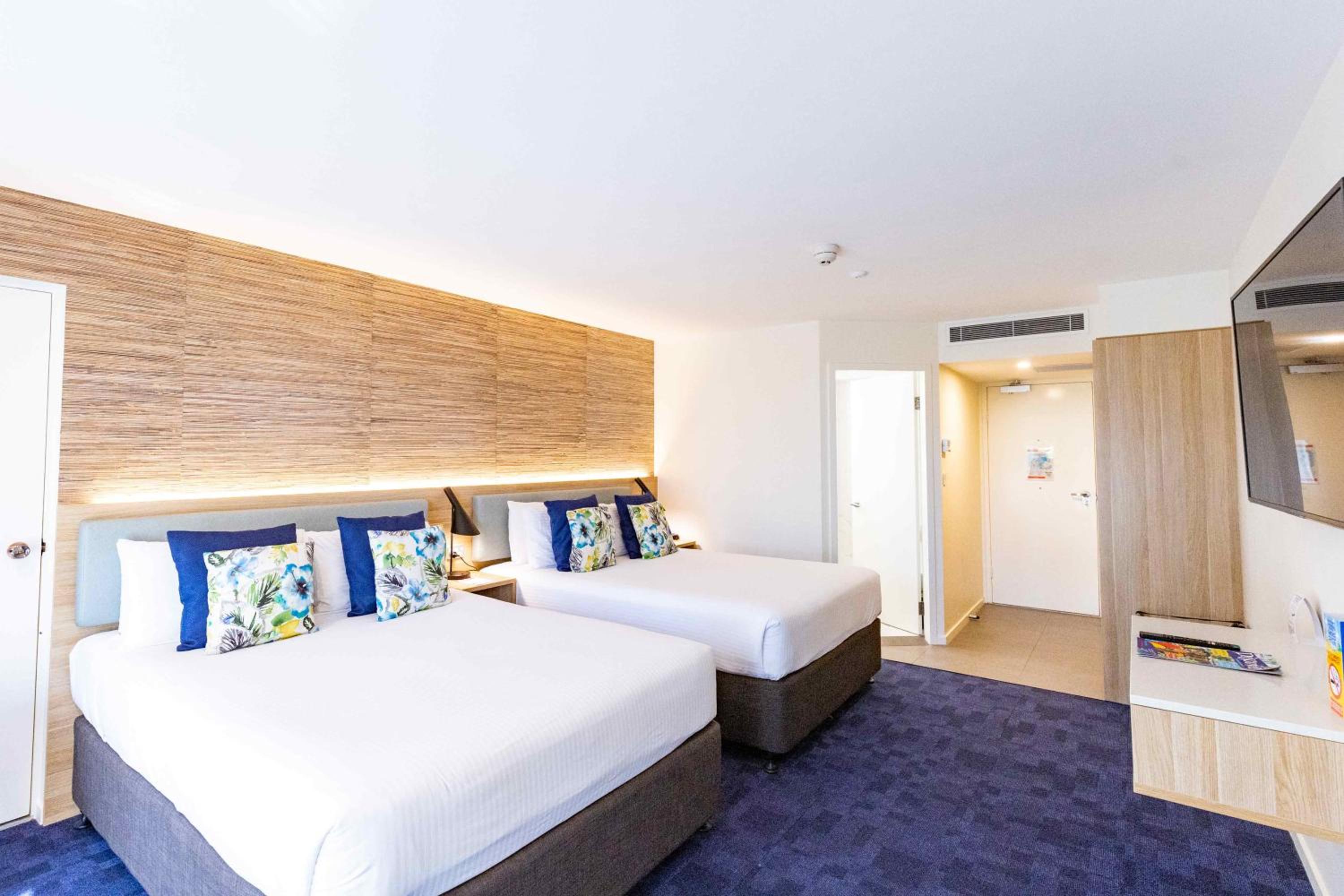 Deluxe Queen Room with Two Queen Beds thumbnail 6