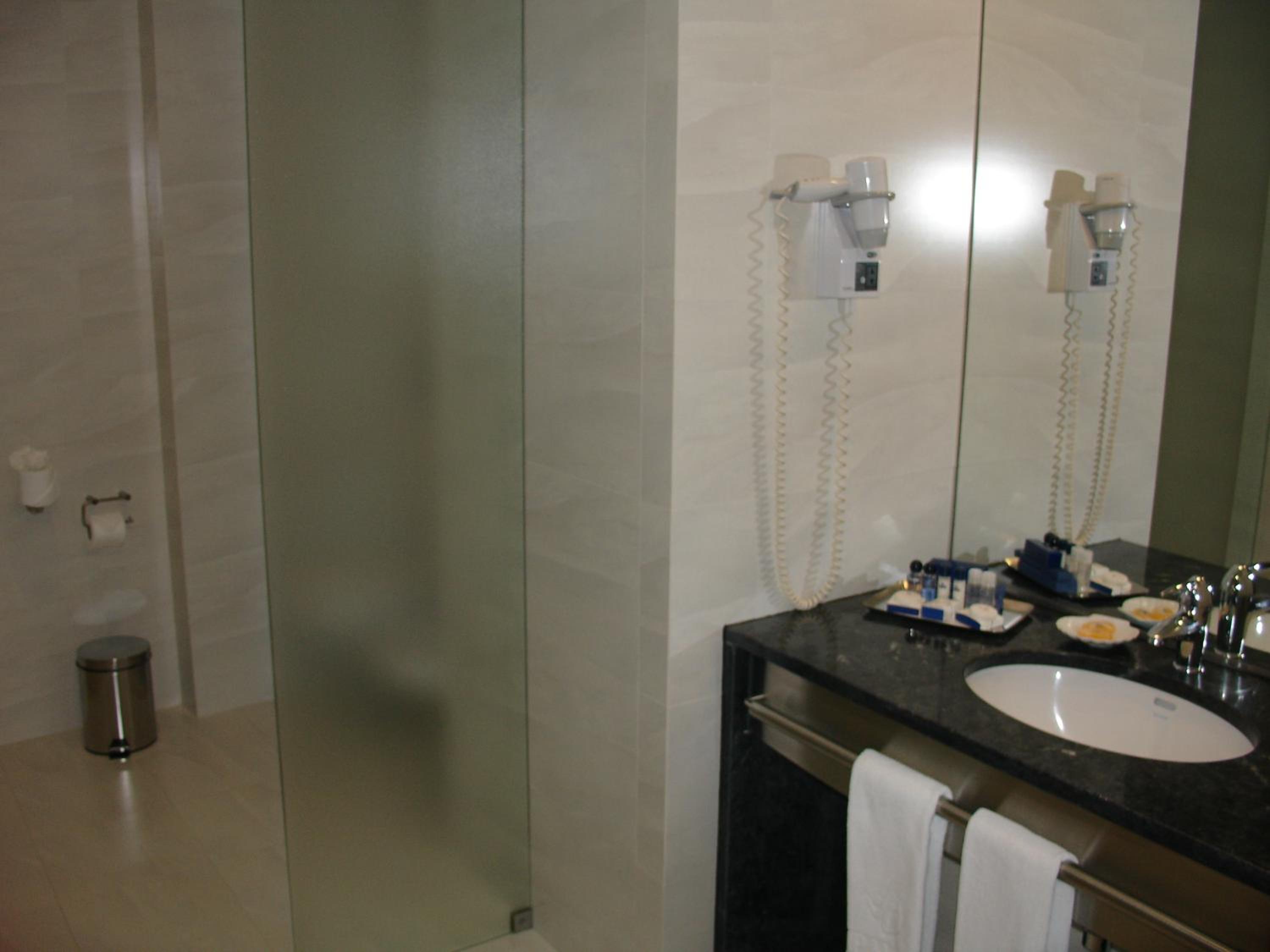 Standard Double or Twin Room - Photo 9