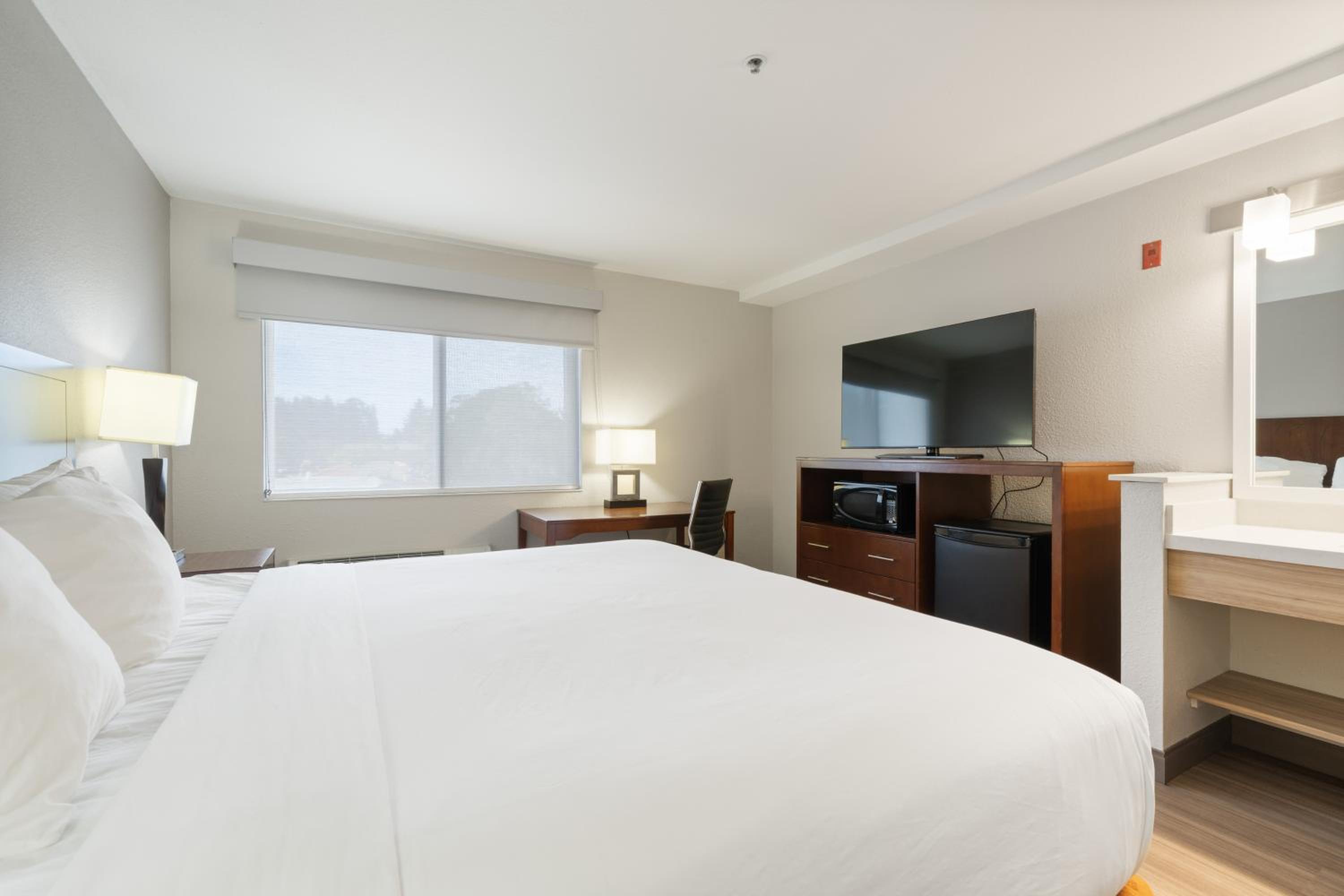 King Room - Non-Smoking - Photo 5