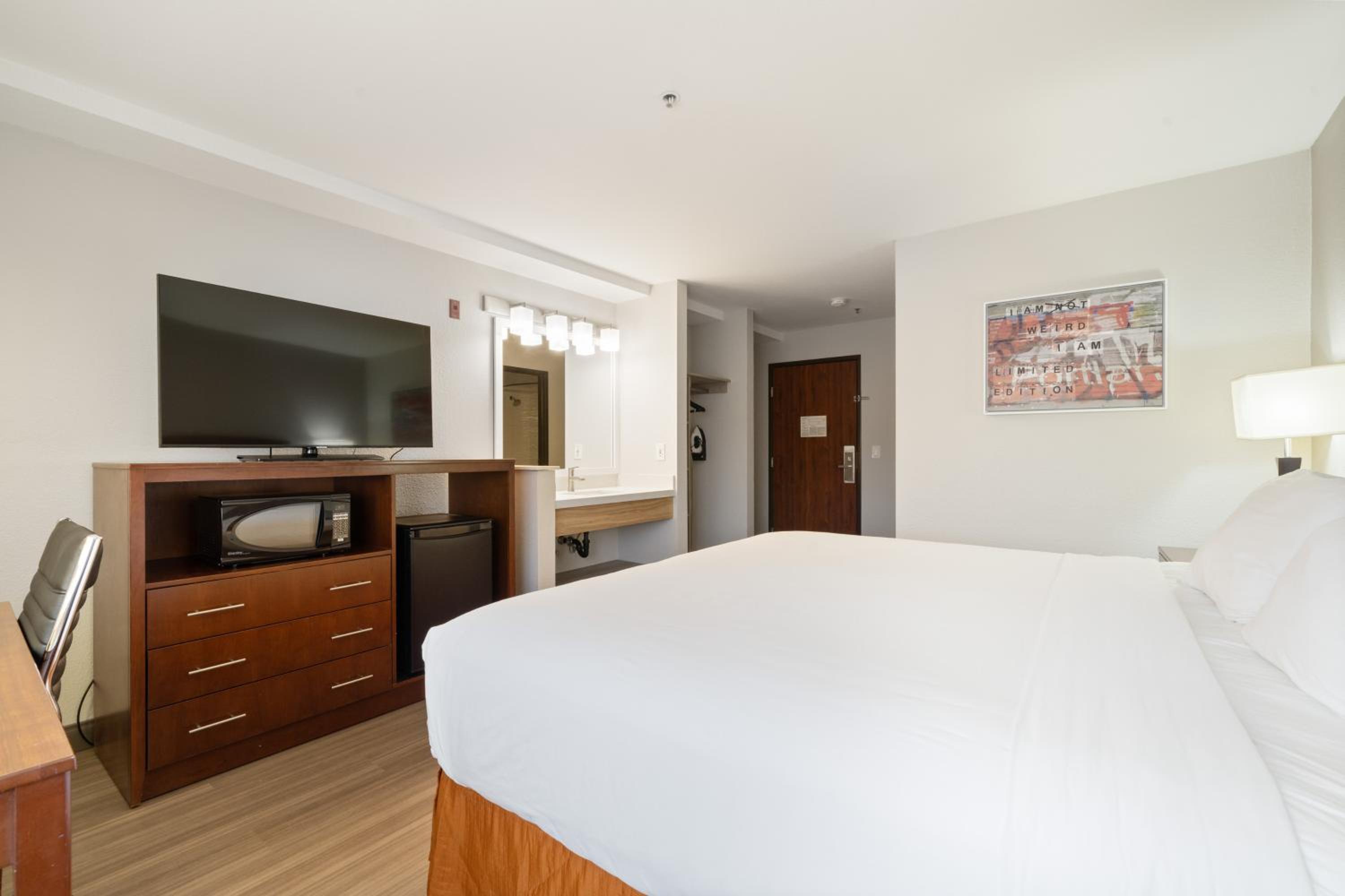 King Room - Non-Smoking - Photo 4