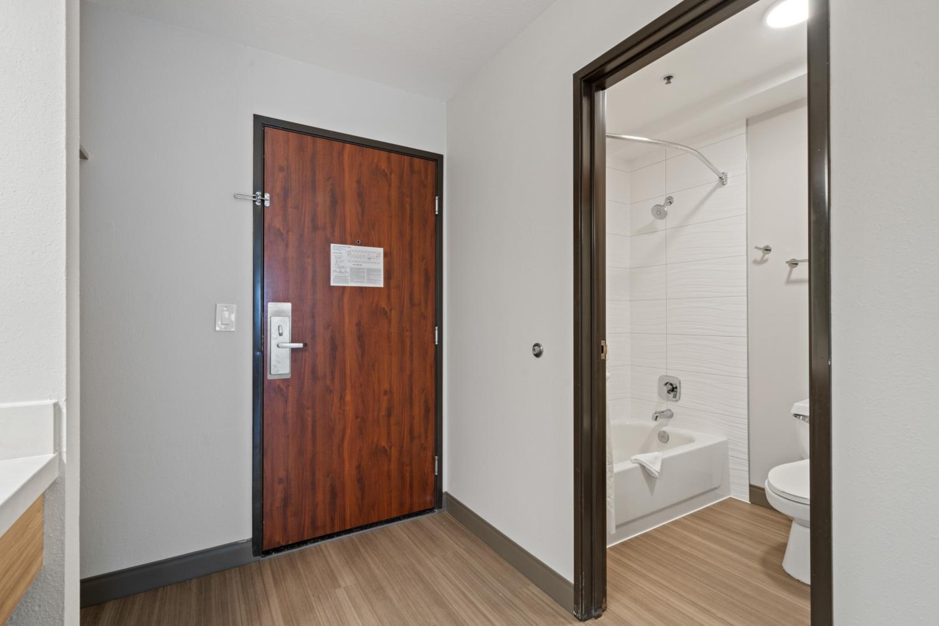 King Room - Non-Smoking - Photo 2