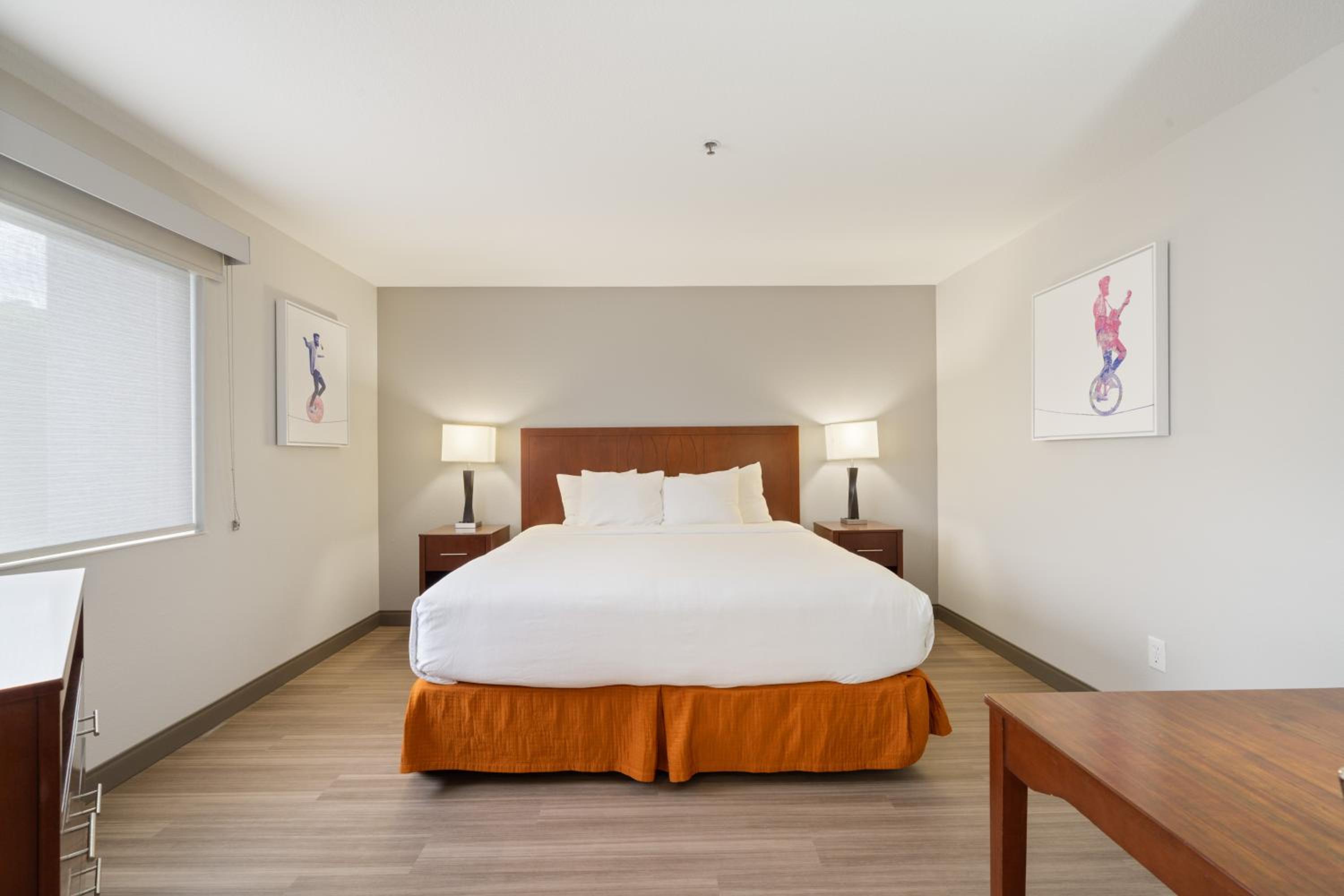 Family Suite with Three Queen Beds - Non-Smoking - Photo 10