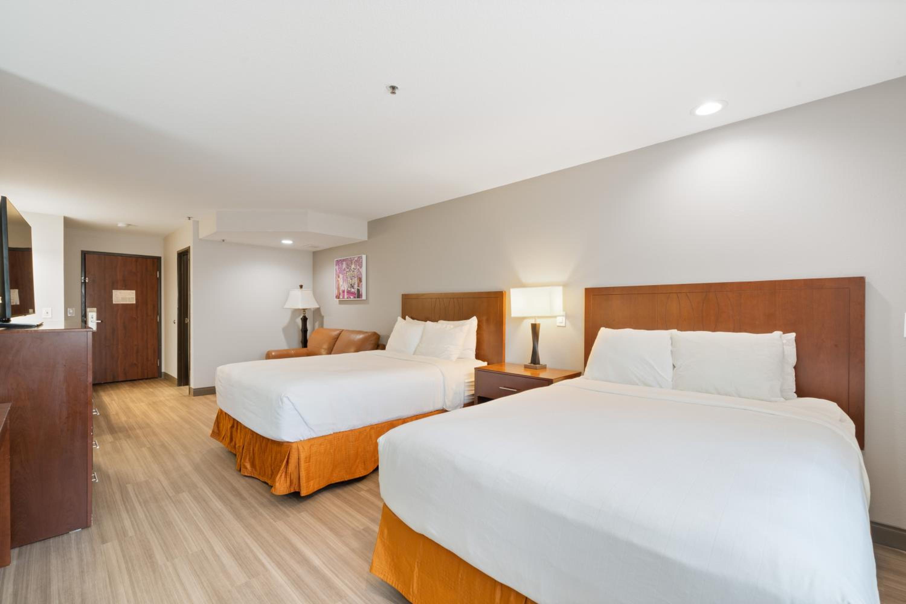 Family Suite with Three Queen Beds - Non-Smoking - Photo 3