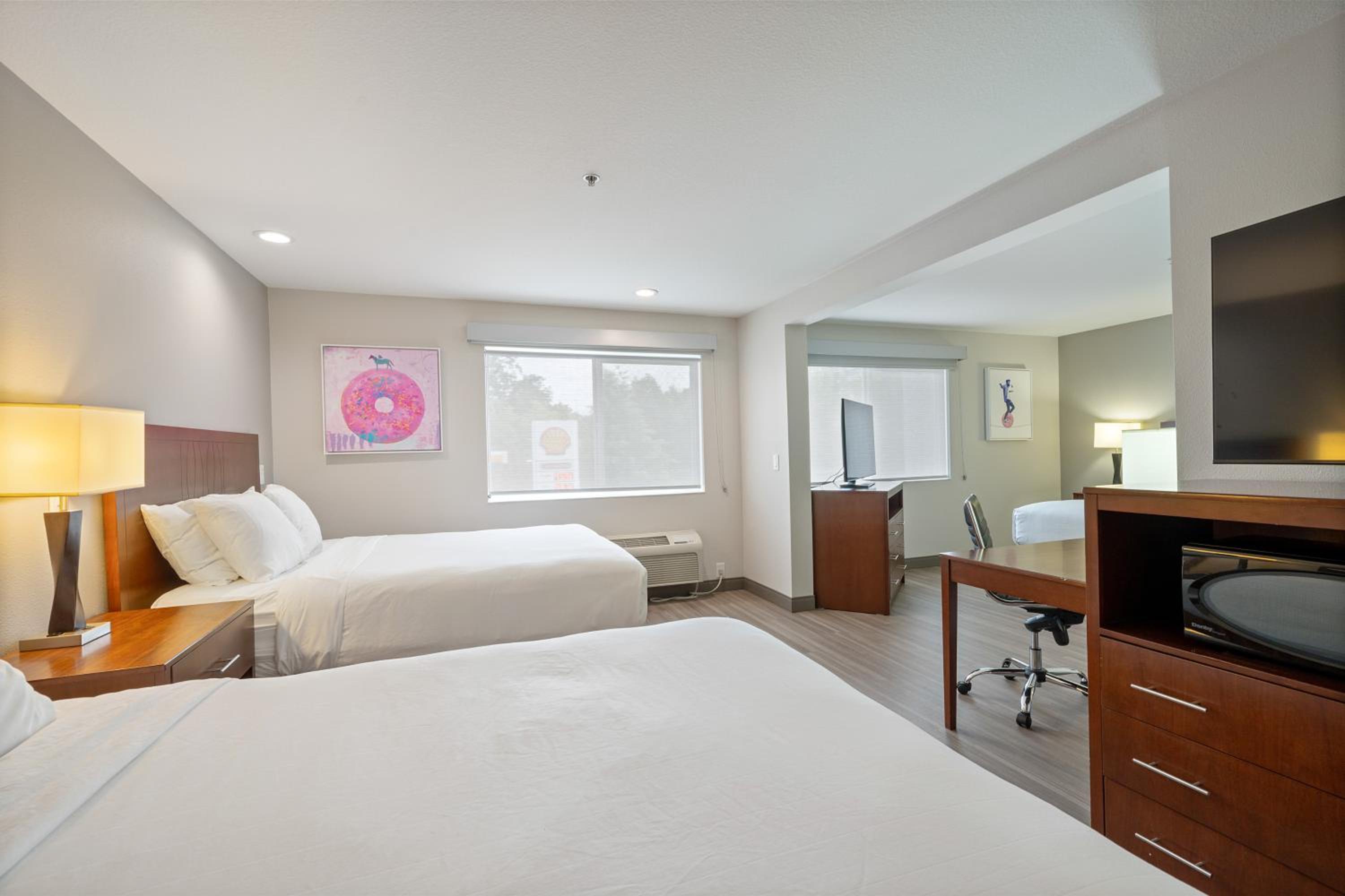 Family Suite with Three Queen Beds - Non-Smoking - Photo 6