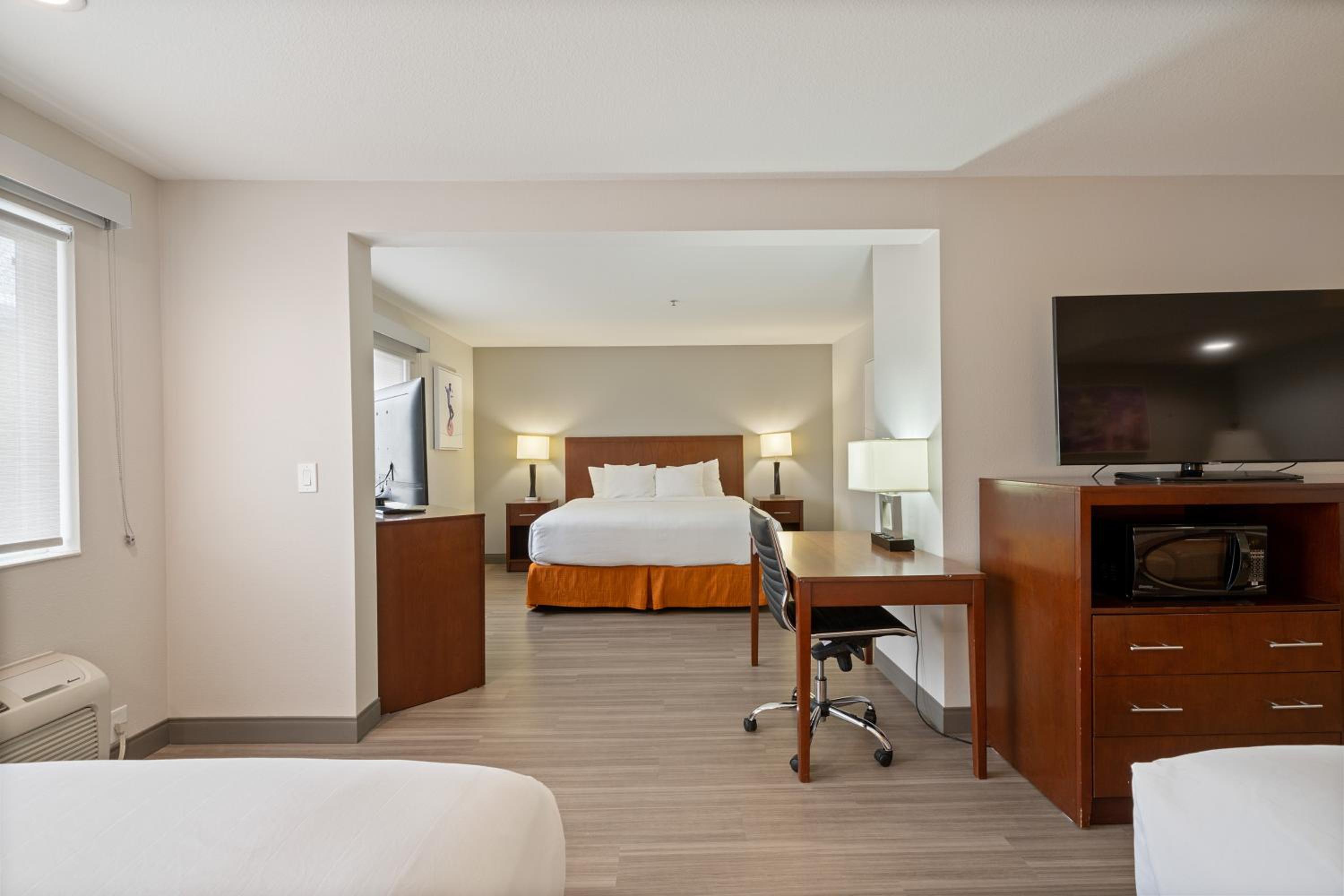 Family Suite with Three Queen Beds - Non-Smoking - Photo 7