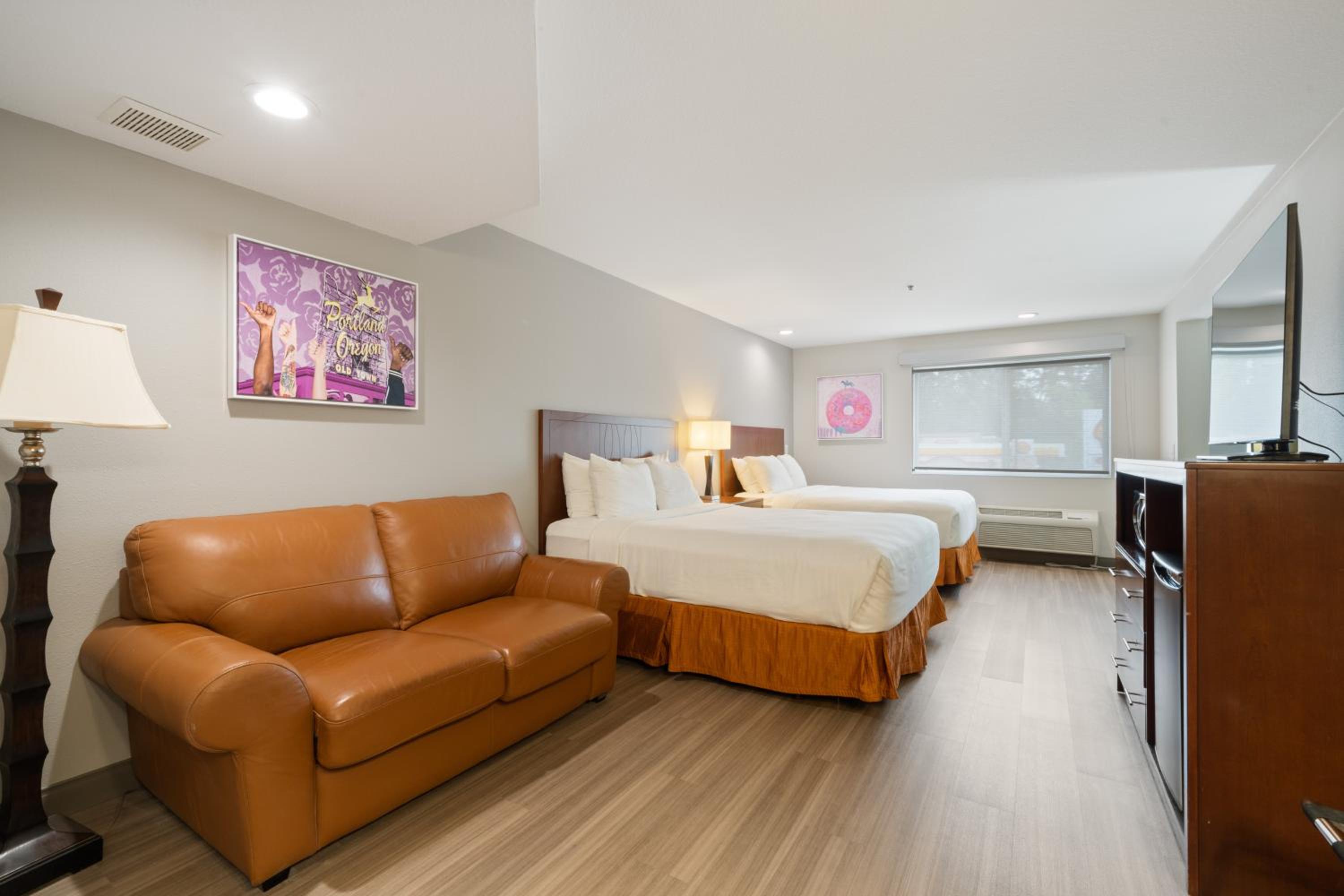 Family Suite with Three Queen Beds - Non-Smoking - Photo 2