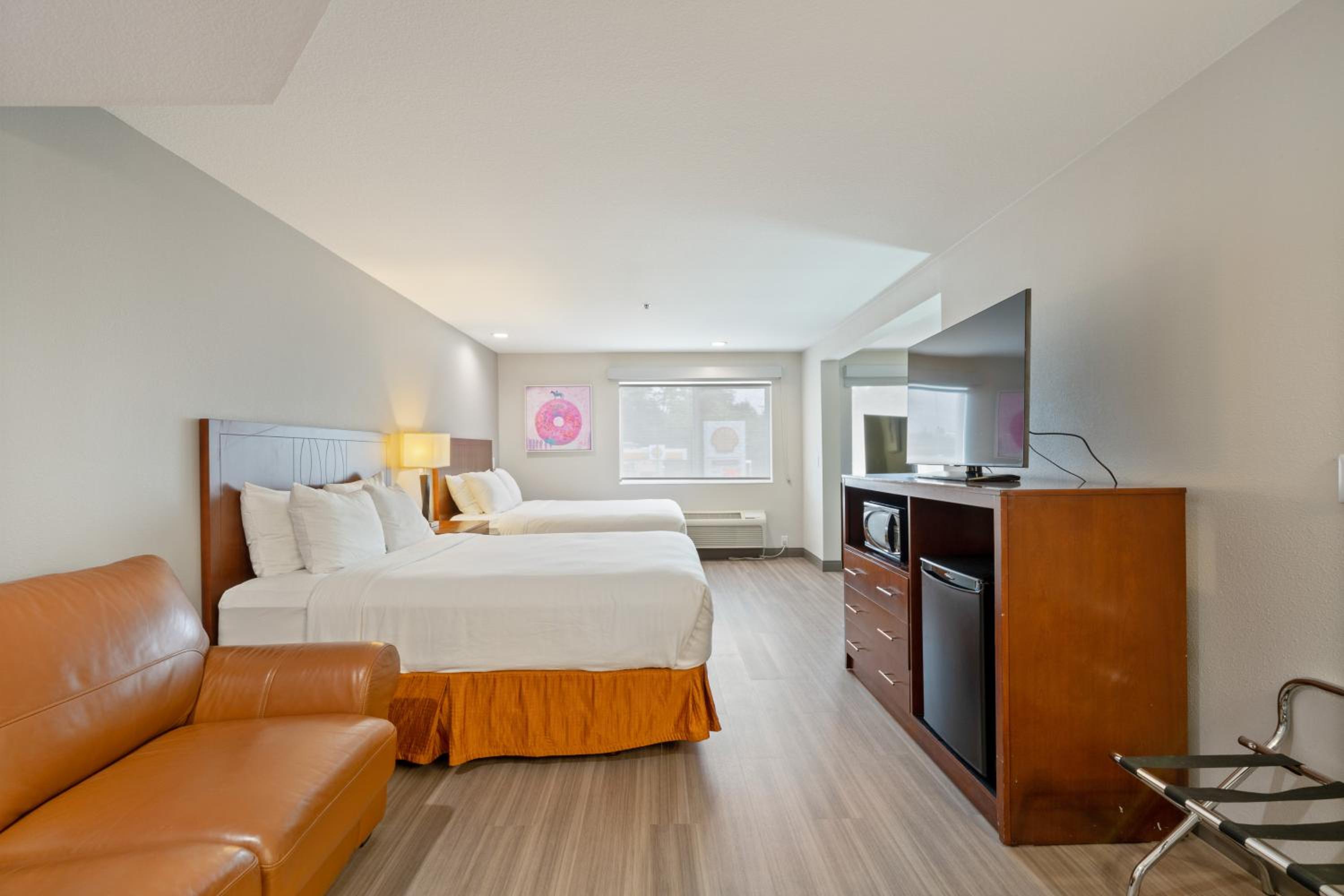 Family Suite with Three Queen Beds - Non-Smoking - Photo 8