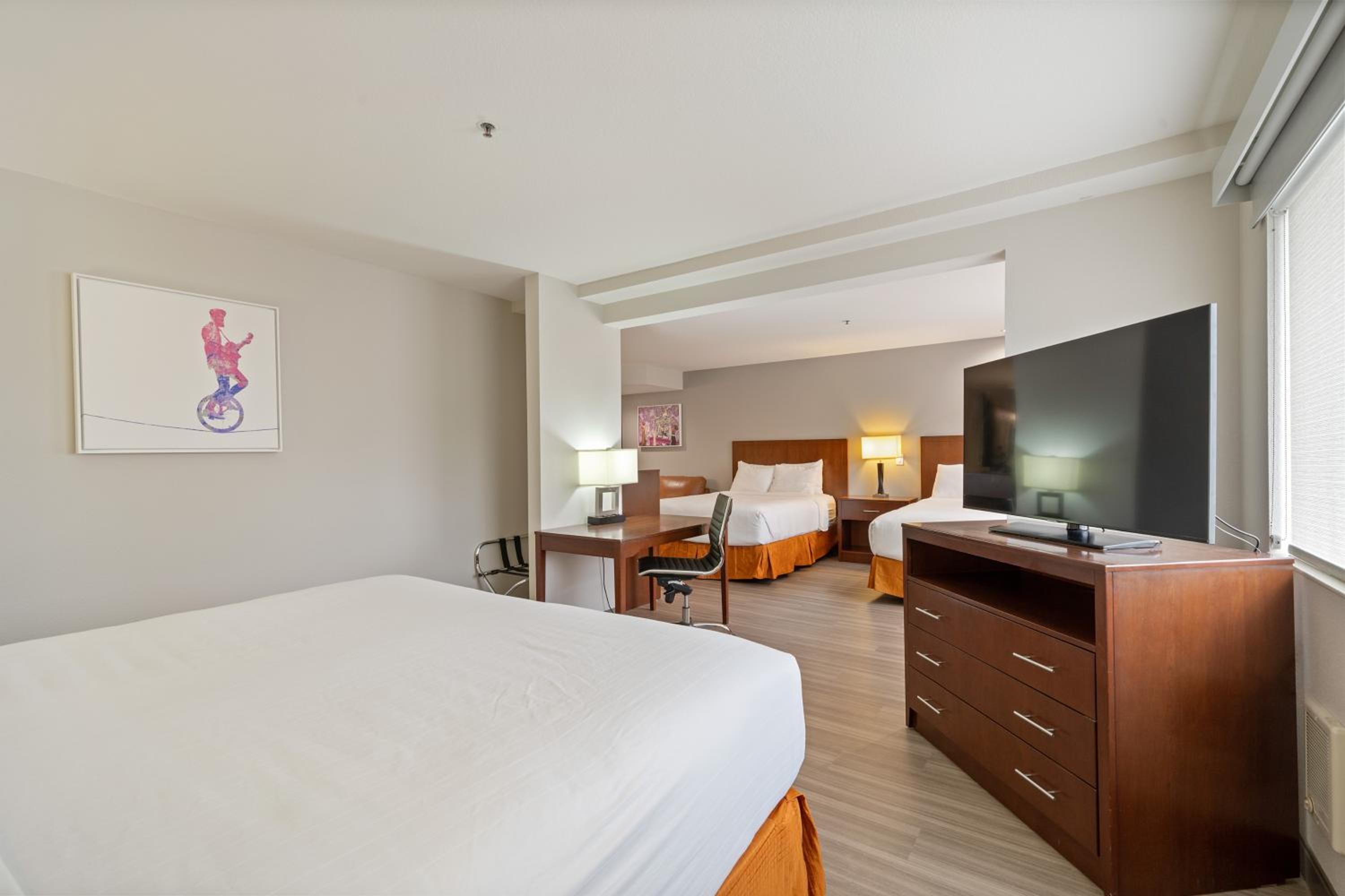 Family Suite with Three Queen Beds - Non-Smoking - Photo 1