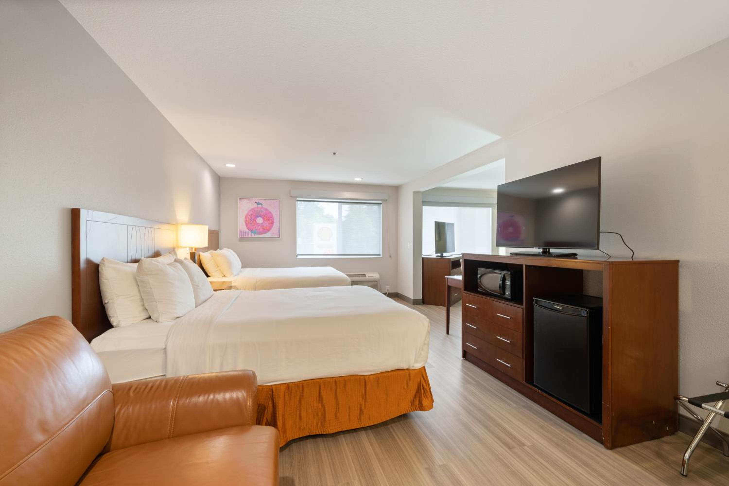 Family Suite with Three Queen Beds - Non-Smoking - Photo 9