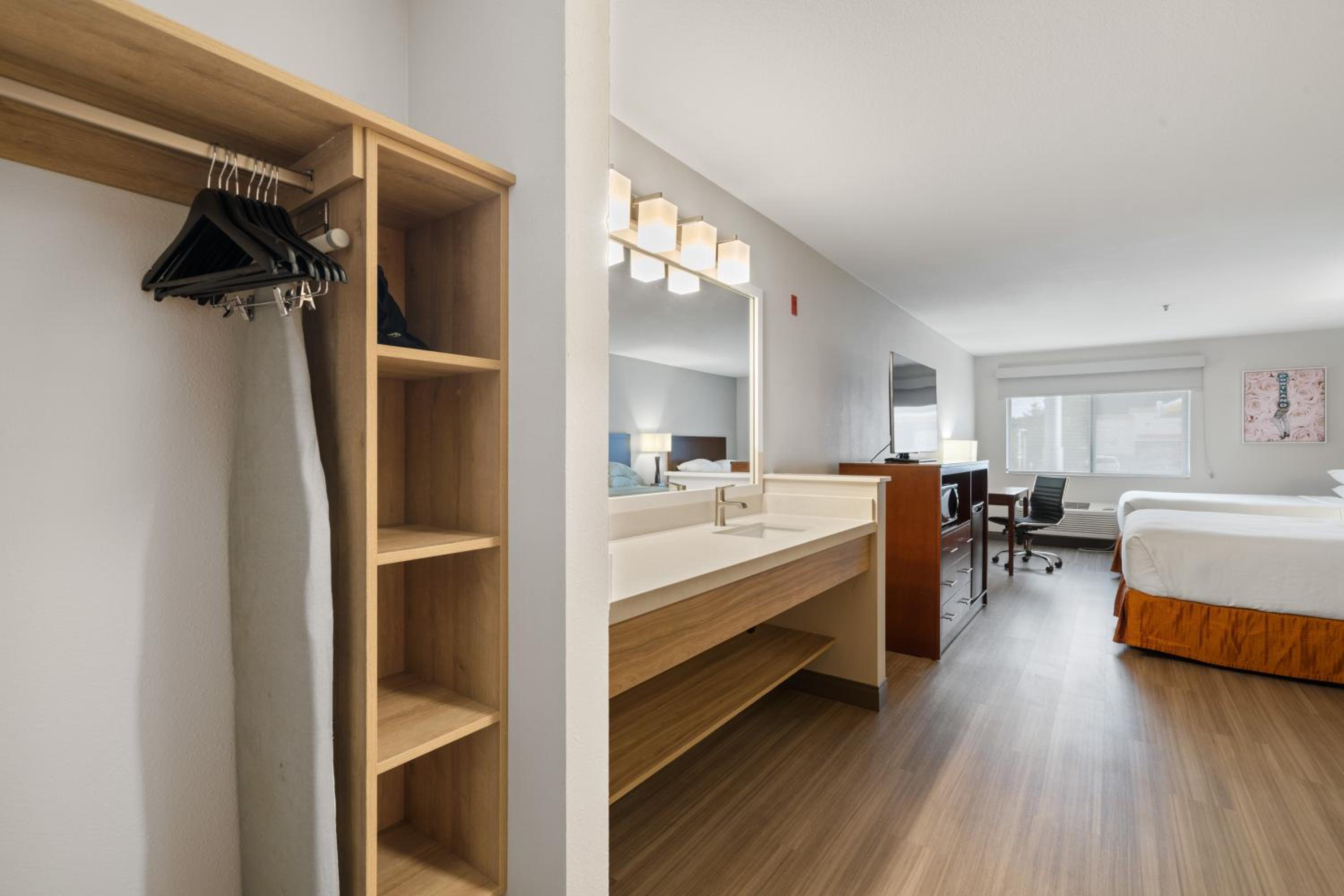 Queen Room with Two Queen Beds and Roll-In Shower - Disability Access/Non-Smoking - Photo 5