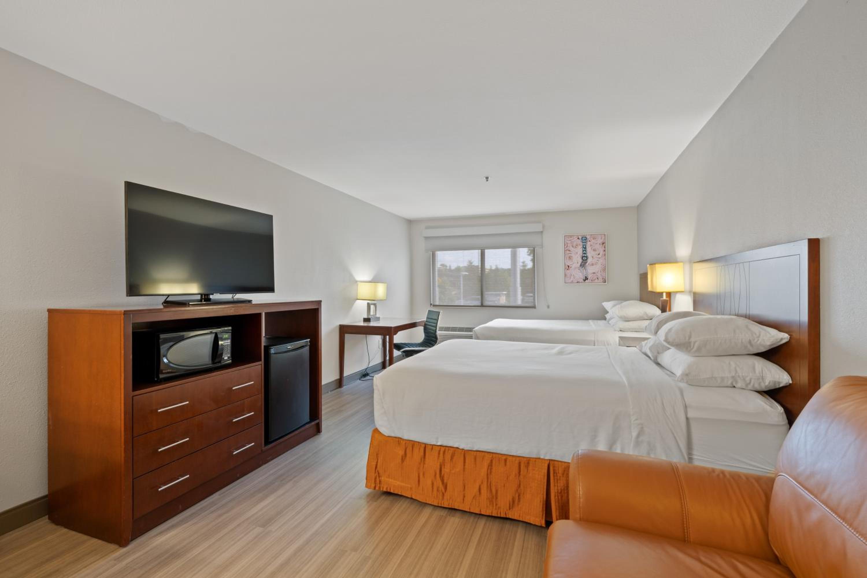 Queen Room with Two Queen Beds and Roll-In Shower - Disability Access/Non-Smoking - Photo 4