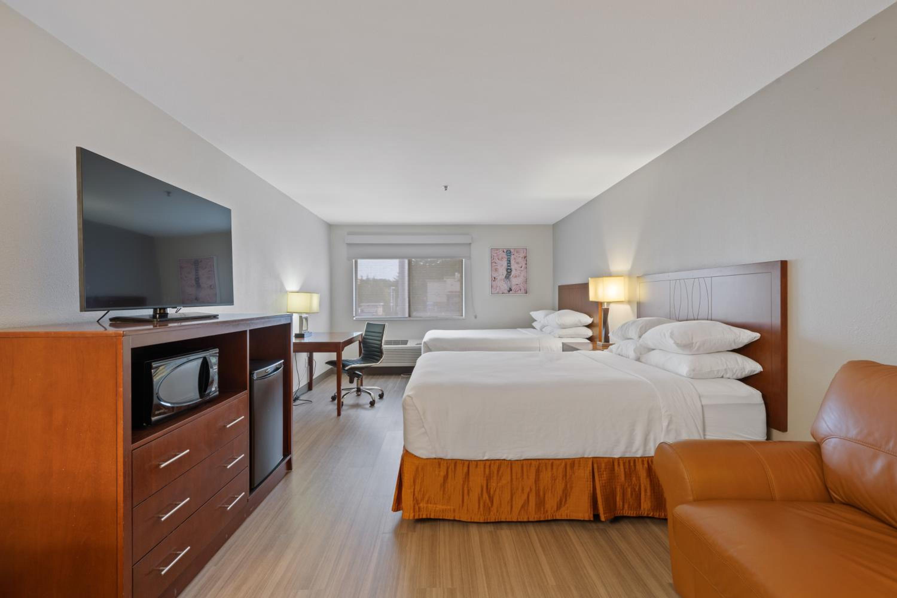 Queen Room with Two Queen Beds and Roll-In Shower - Disability Access/Non-Smoking - Photo 3