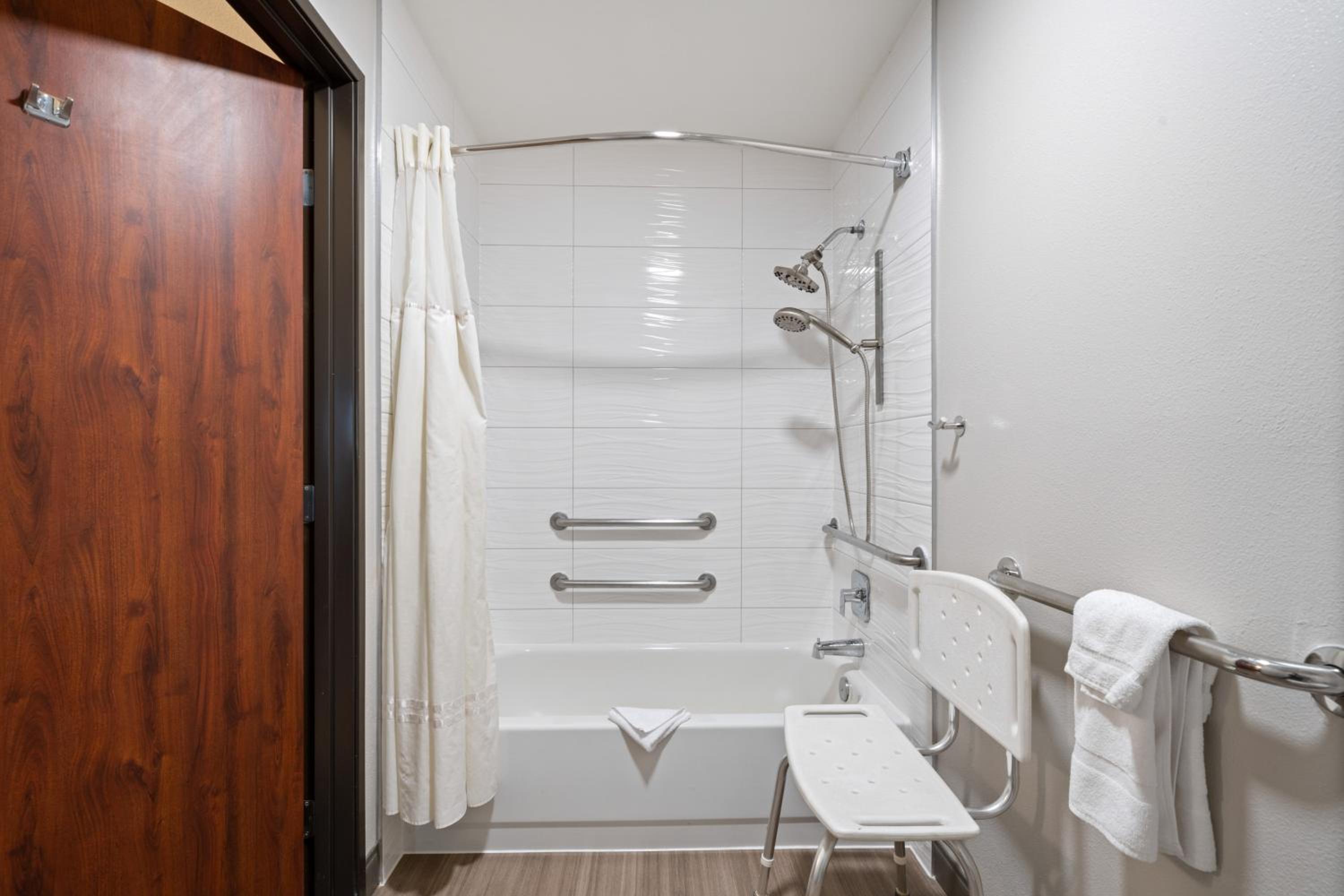 King Room with Bath Tub - Communication Assistance/Non-Smoking photo 2