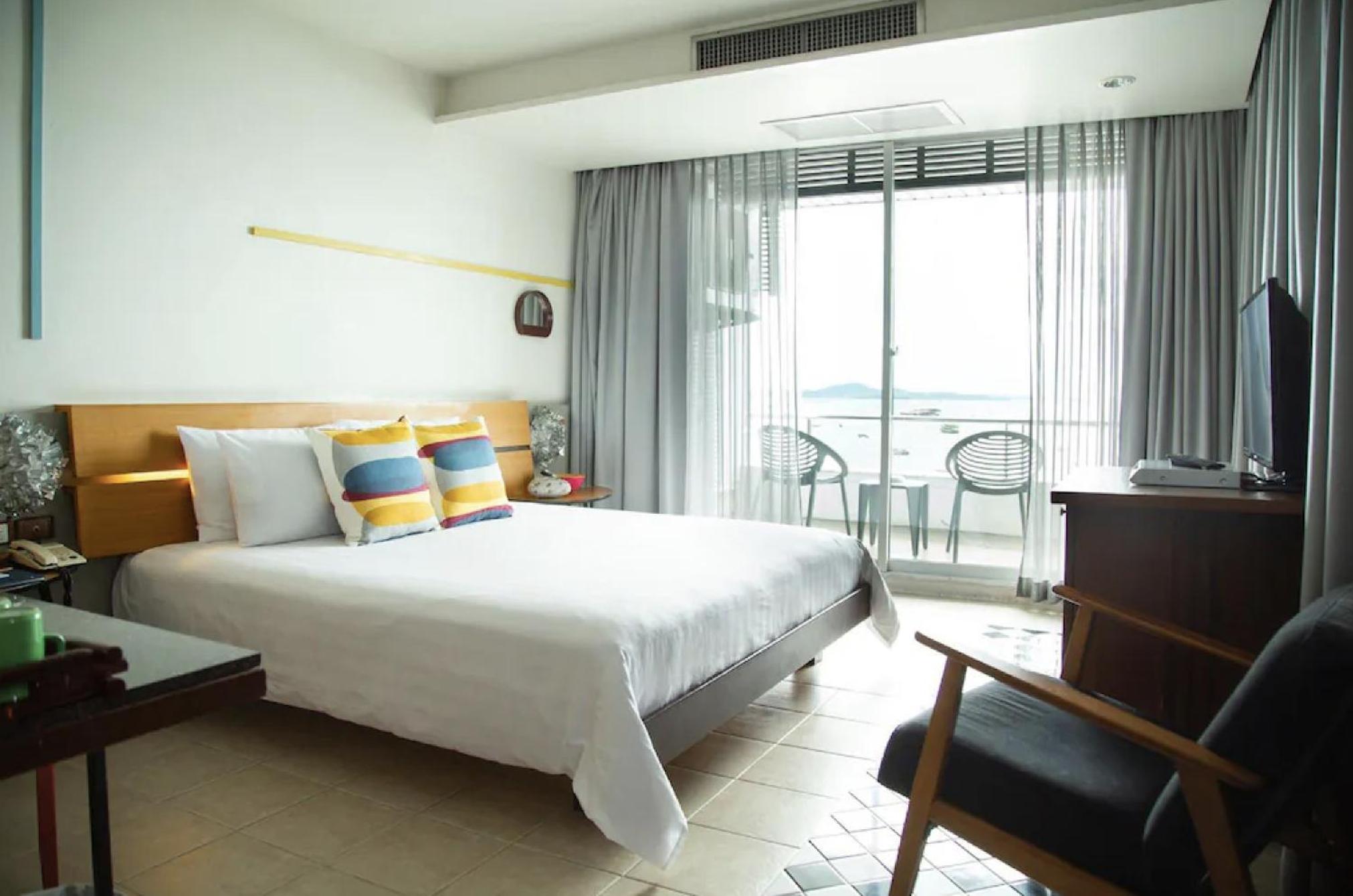 Deluxe Double Room with Sea View - Photo 3