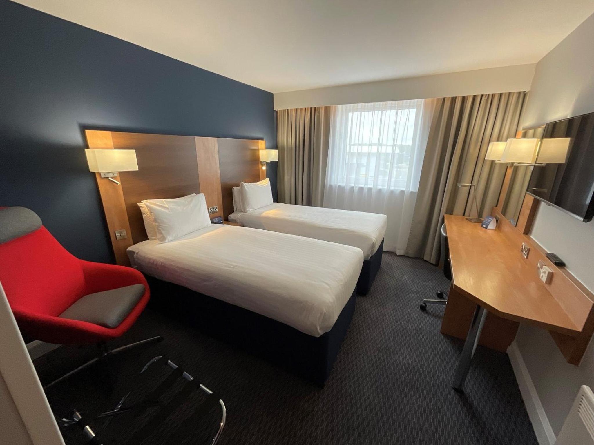 Standard Twin Room with Free Hot Breakfast - Photo 4