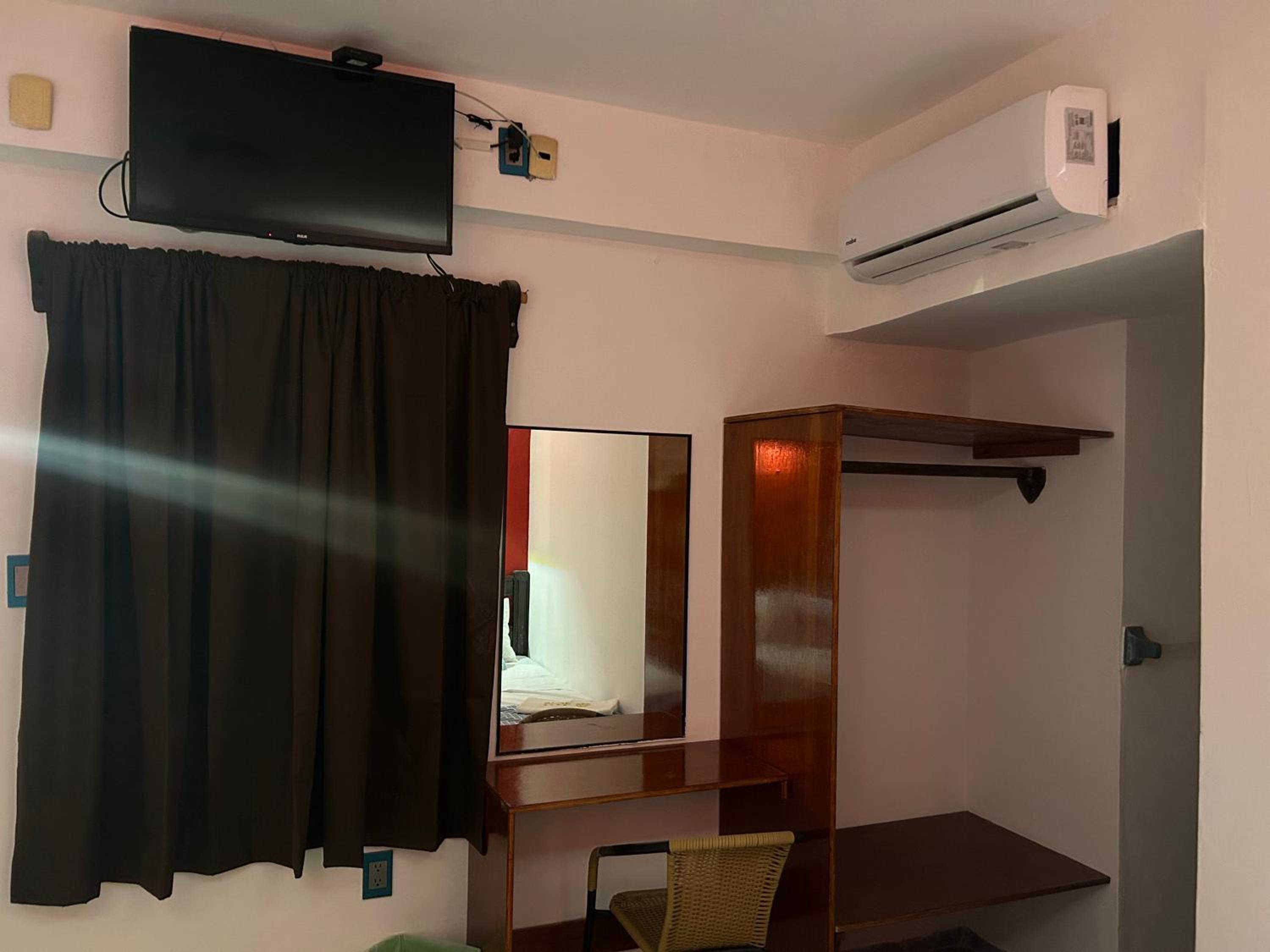 Double Room with Two Double Beds - Photo 2