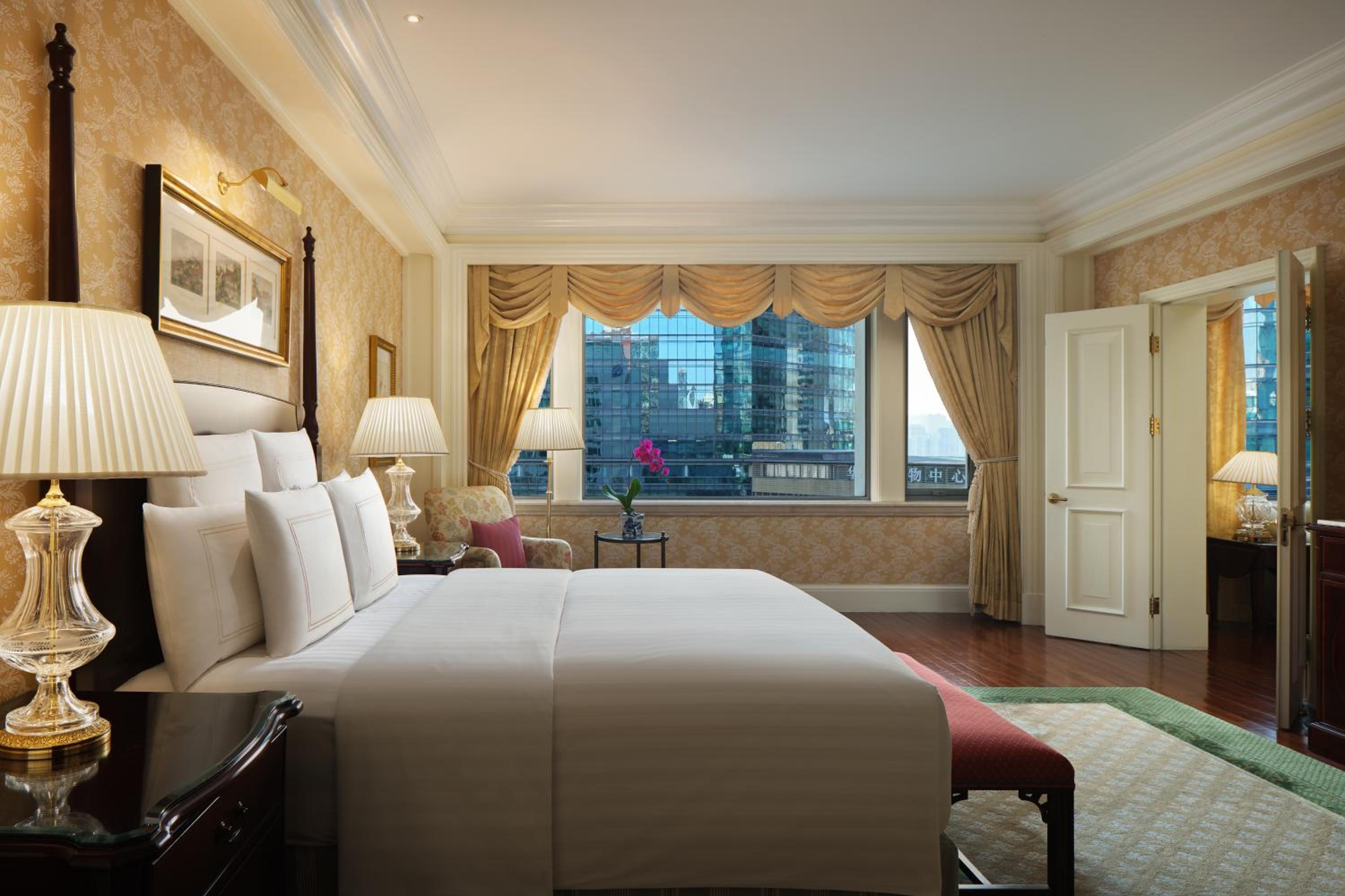 Club Executive Suite - Photo 1