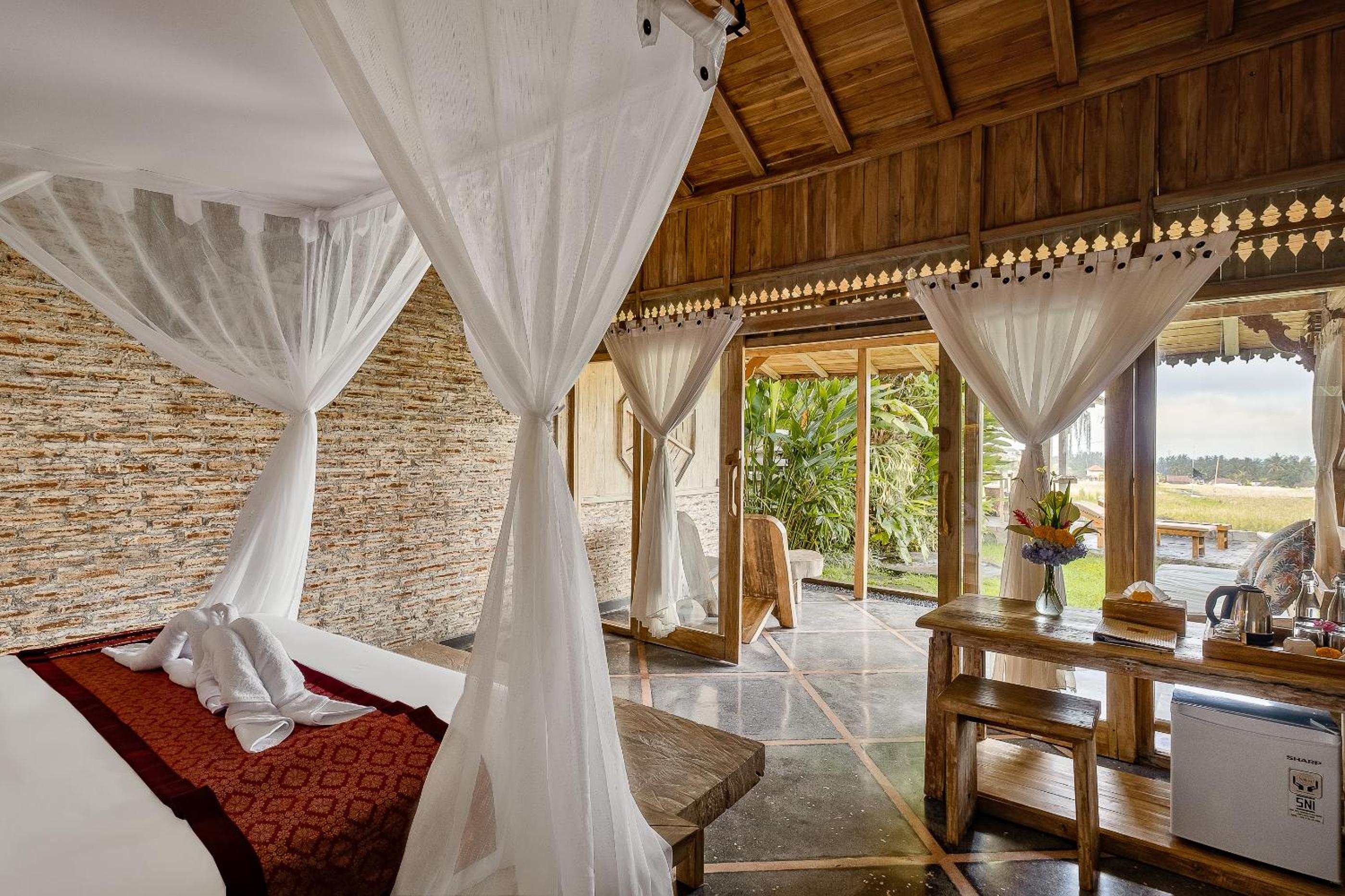 Suite with Pool View - Photo 2