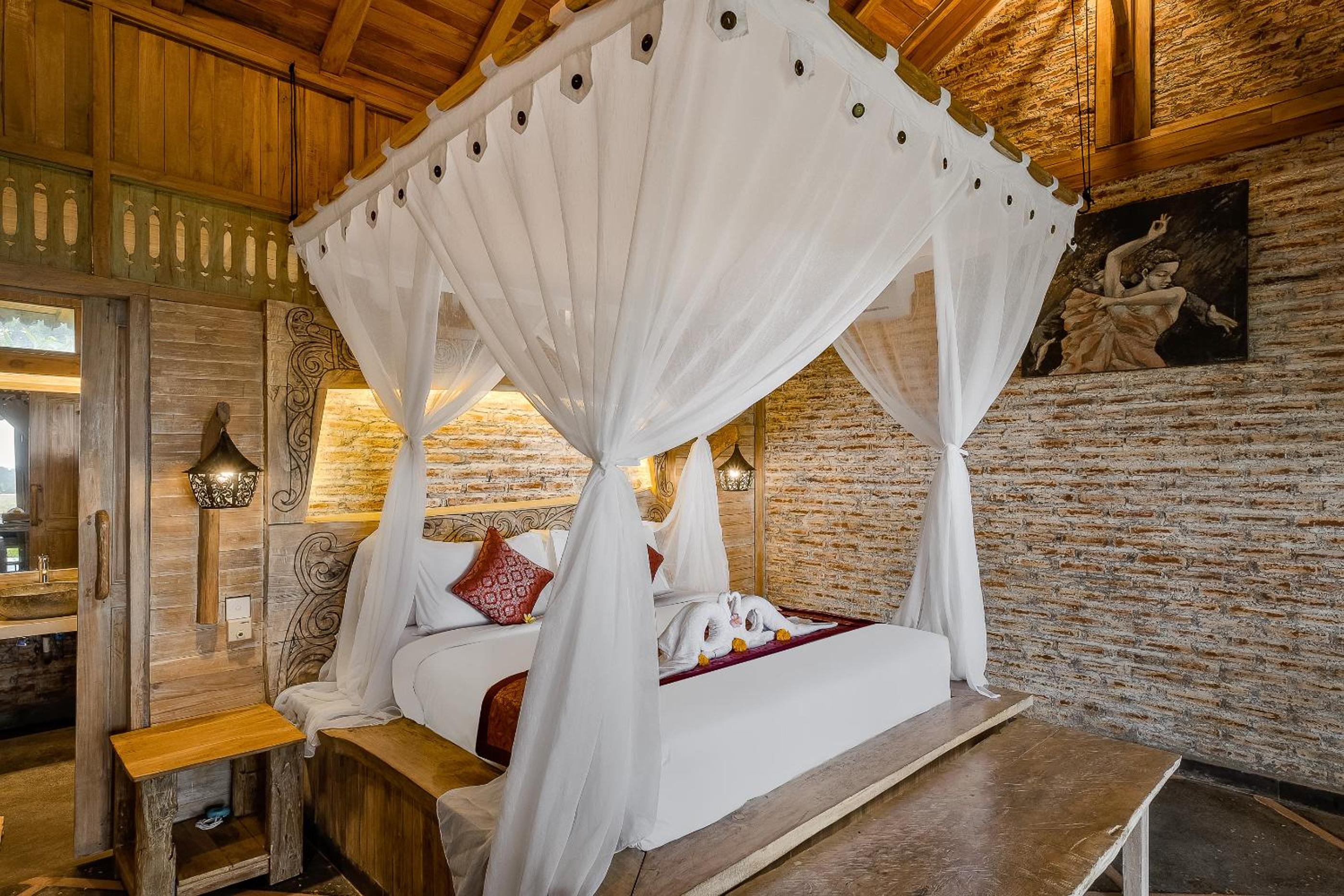 Suite with Pool View - Photo 12