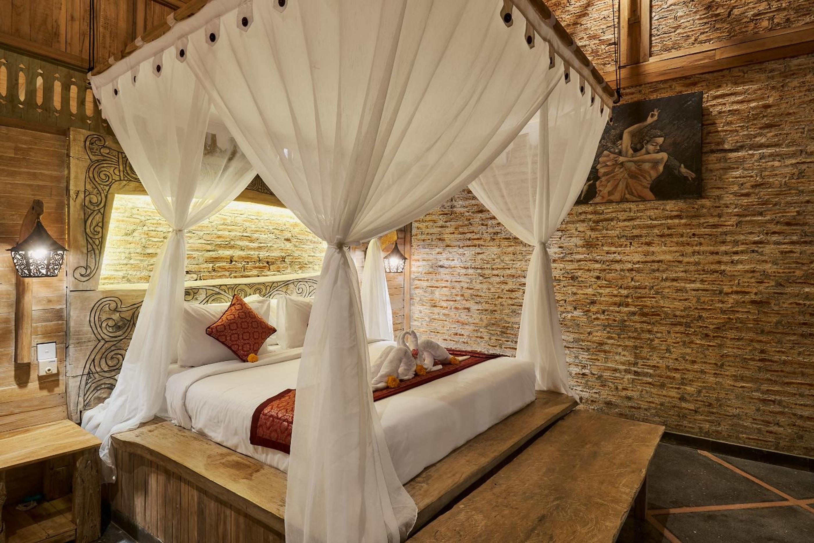 Suite with Pool View - Photo 21