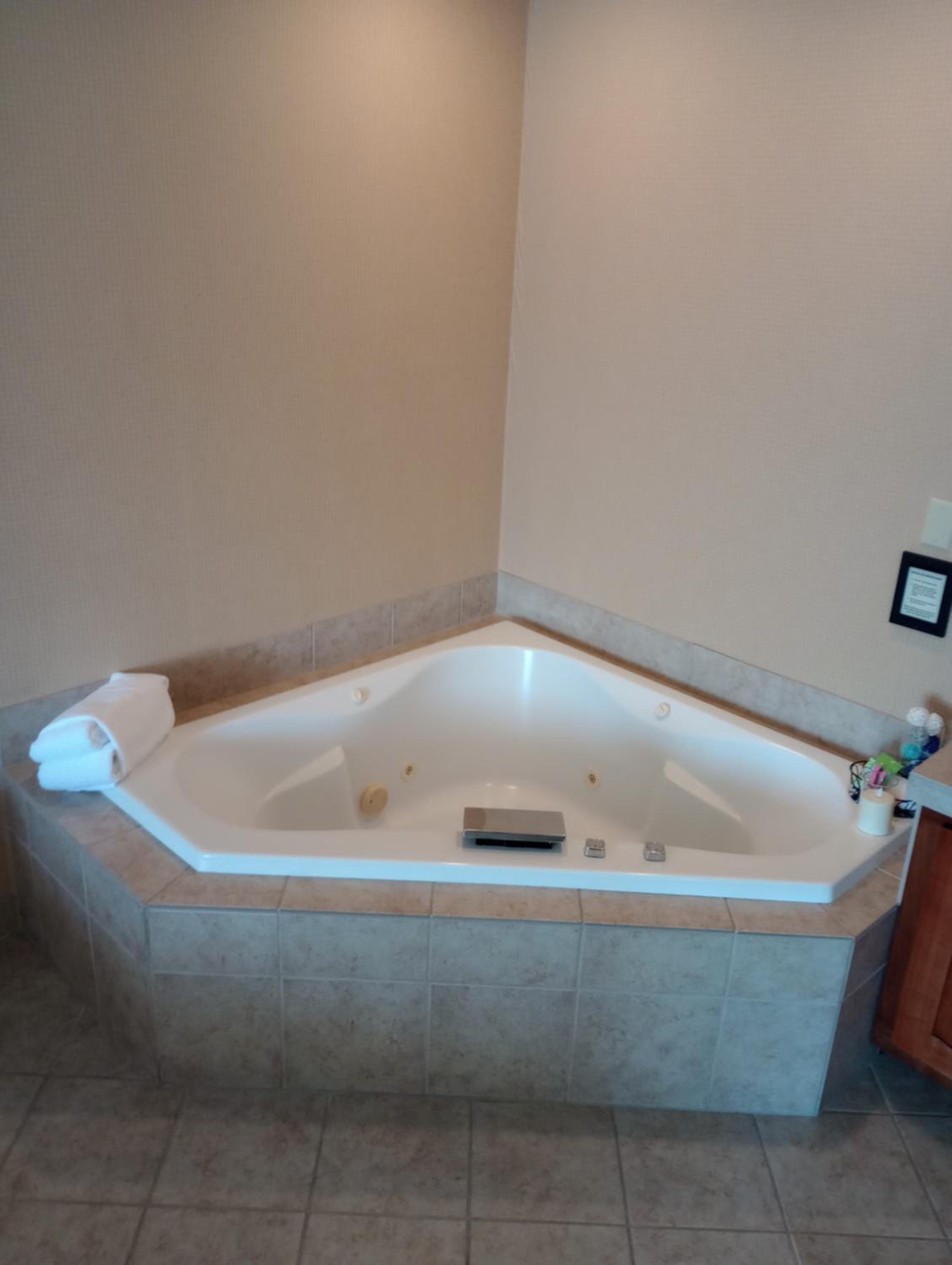 King Suite - Non-Smoking photo 3